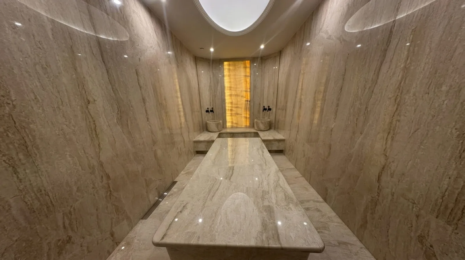 Nad Al Sheba villasında dar hamam, mermer duvar ve altın nişli kurna