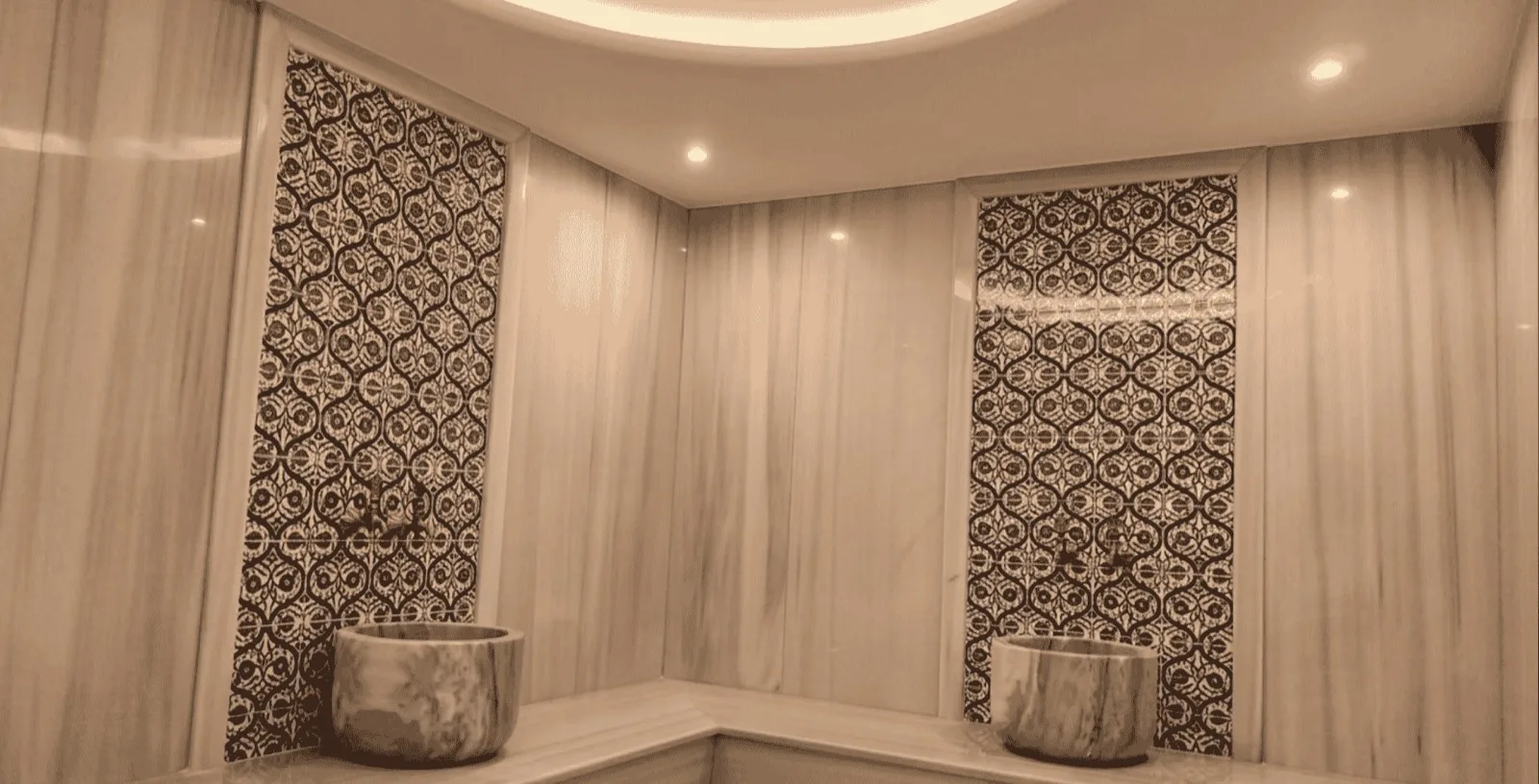 Sedra villasında hamam, desenli panolar ve iki mermer kurna