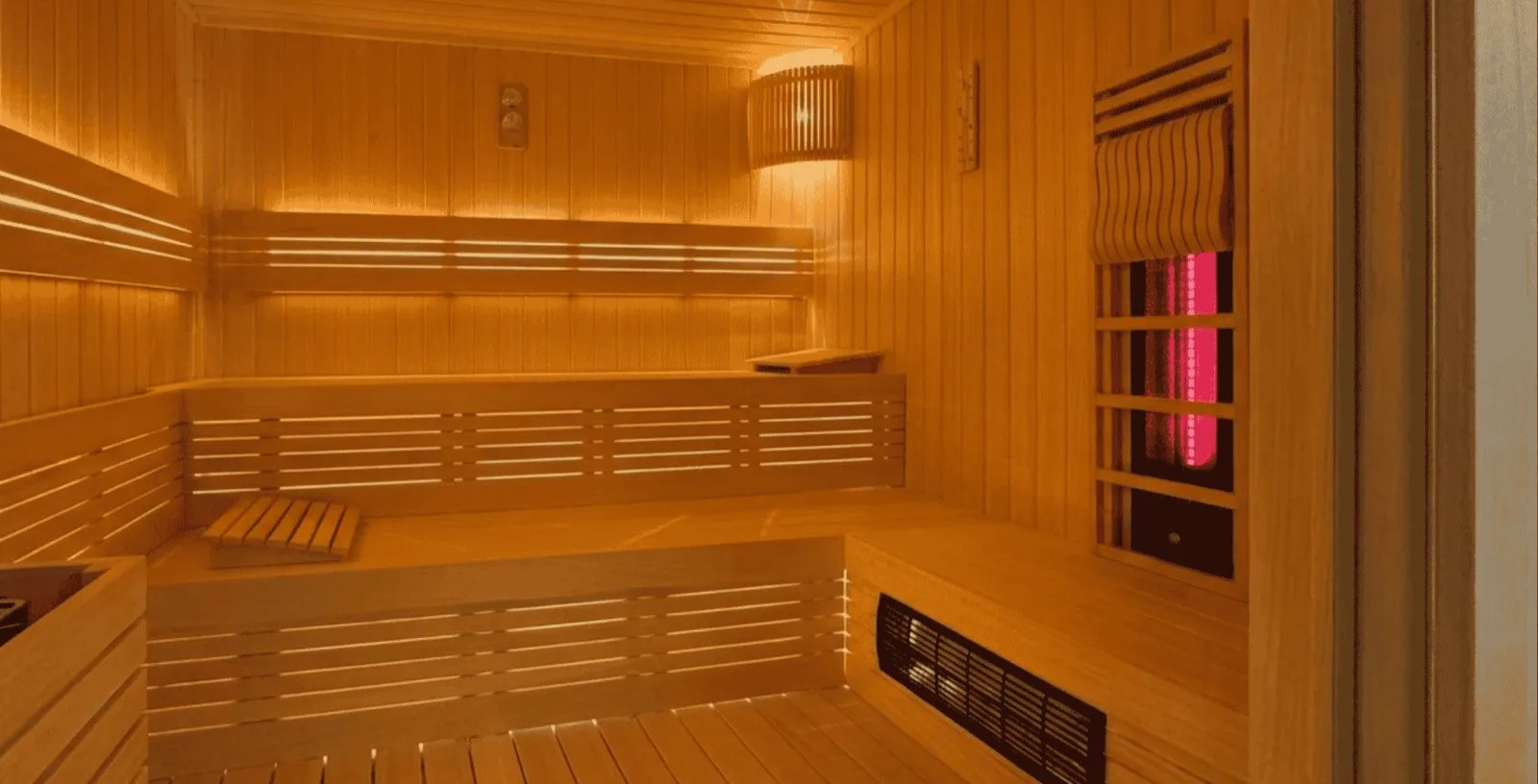 Kızılötesi panelli hibrit sauna, bank arkasında kırmızı ışıtma