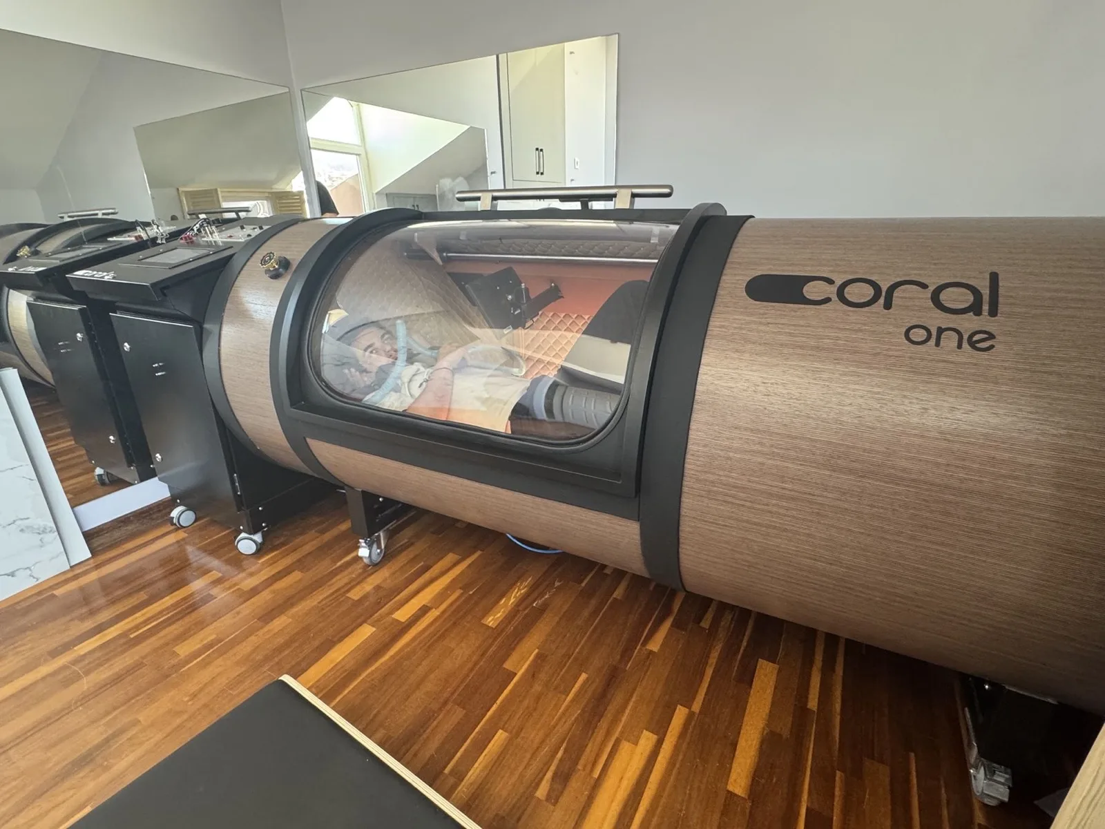 Coral One kapsül, yandan görünüm ve ahşap kaplı gövde