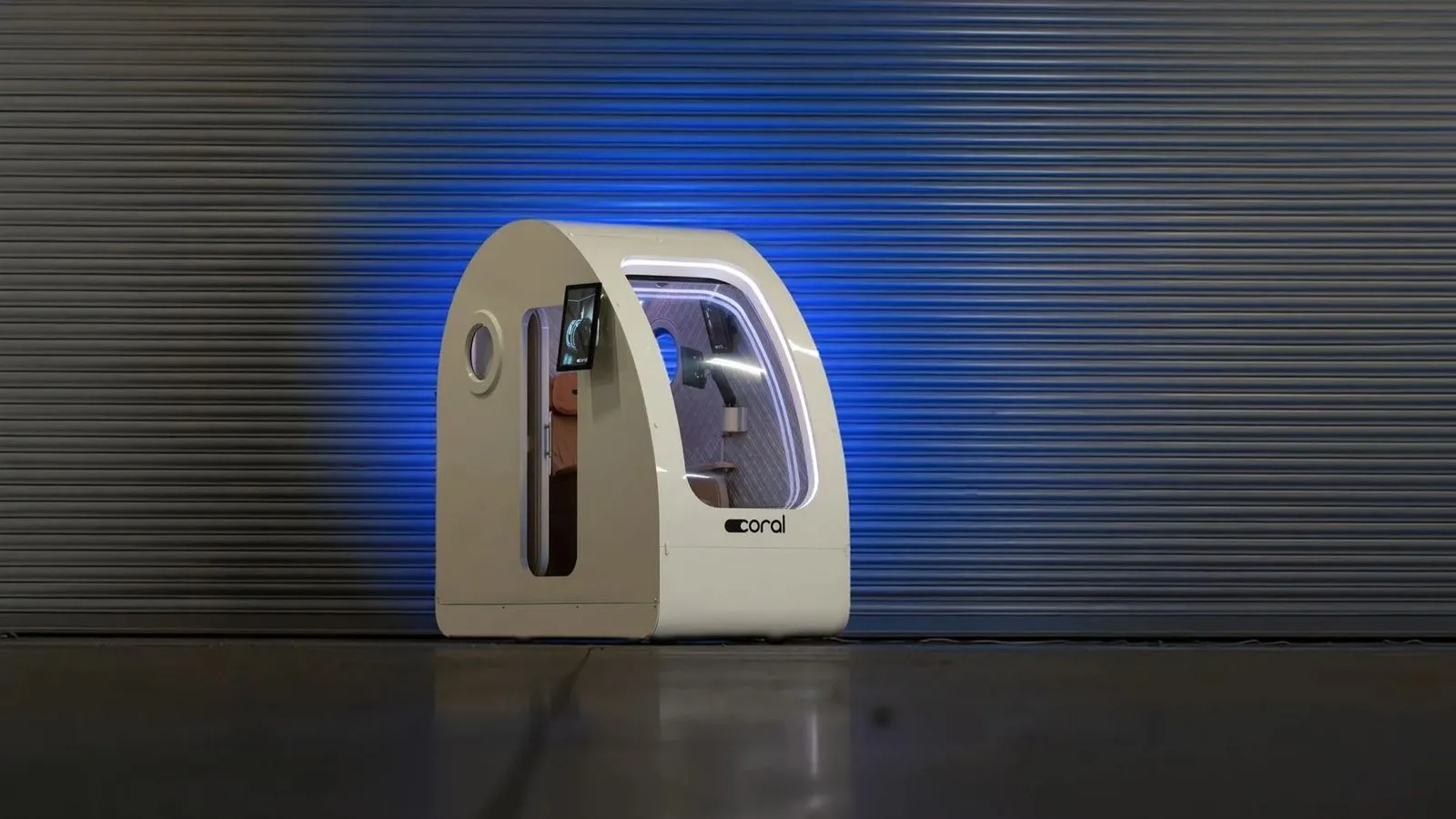 Coral Pod kapsül, kapalı hâlde açılı ürün görseli