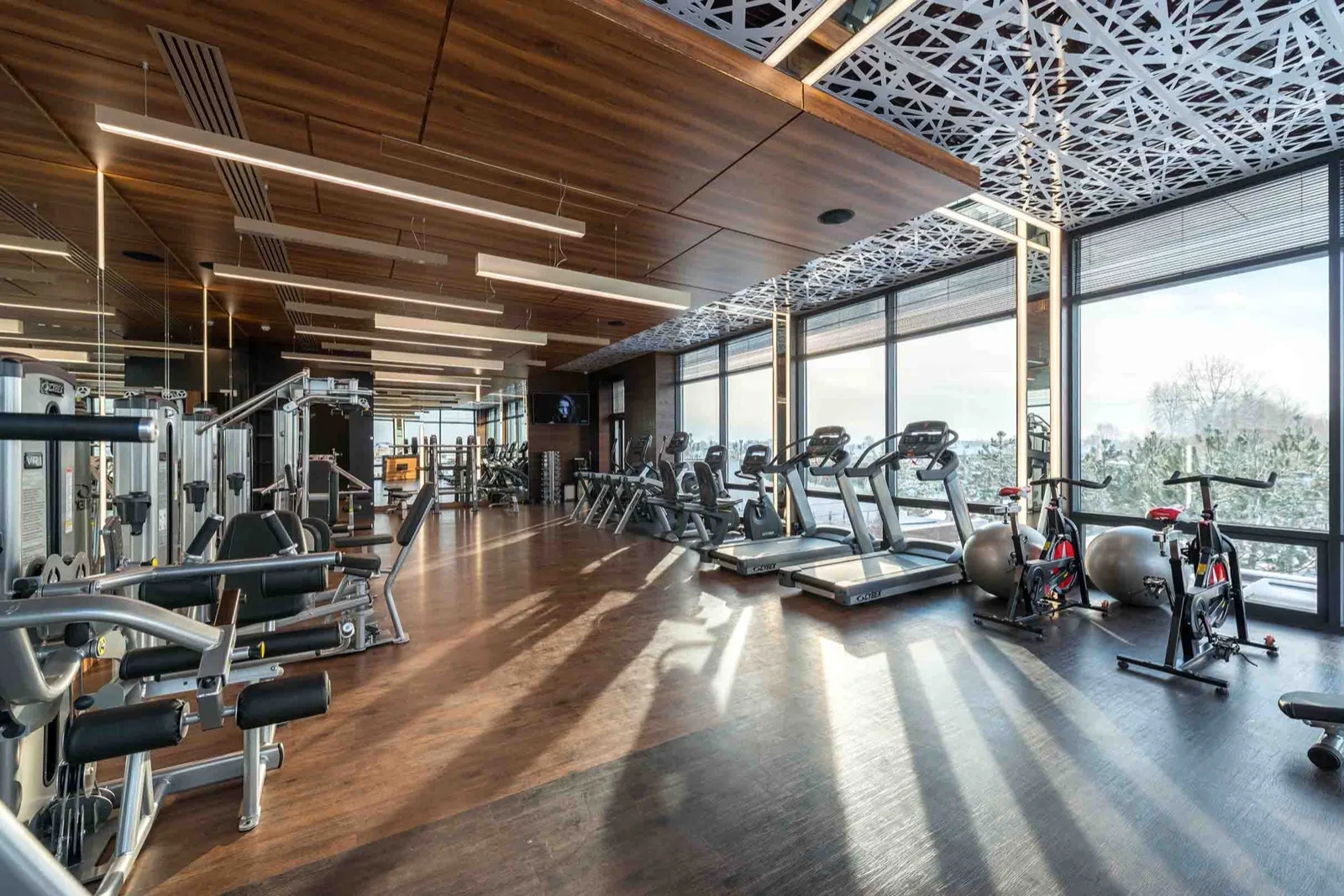 Fitness merkezi, cam cepheli salonda kondisyon aletleri