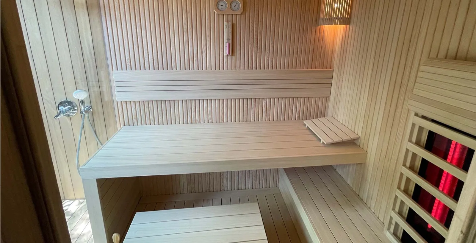 Kızılötesi sauna, bank arkasında kırmızı ısı panelleri