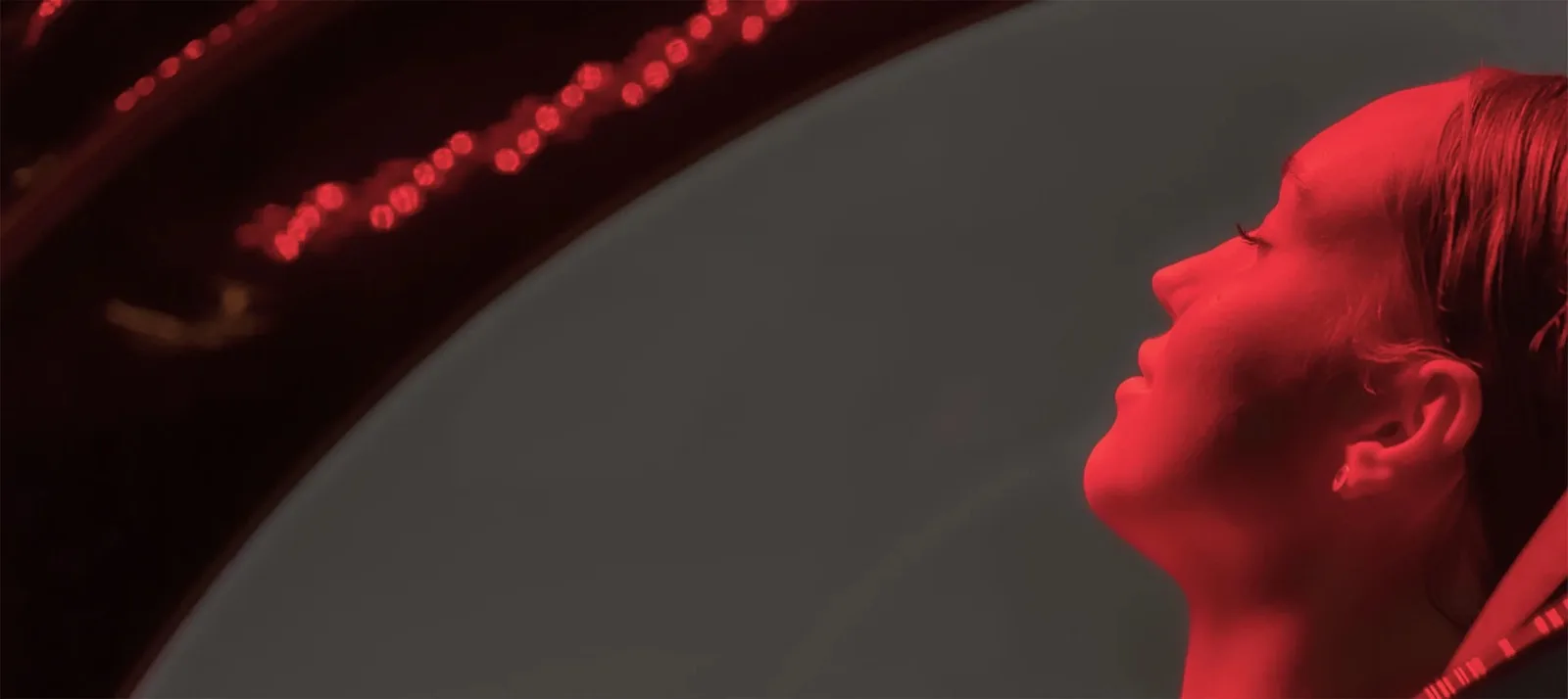 Halo ReNew kapsülü içinde kırmızı ışıkta kullanıcı