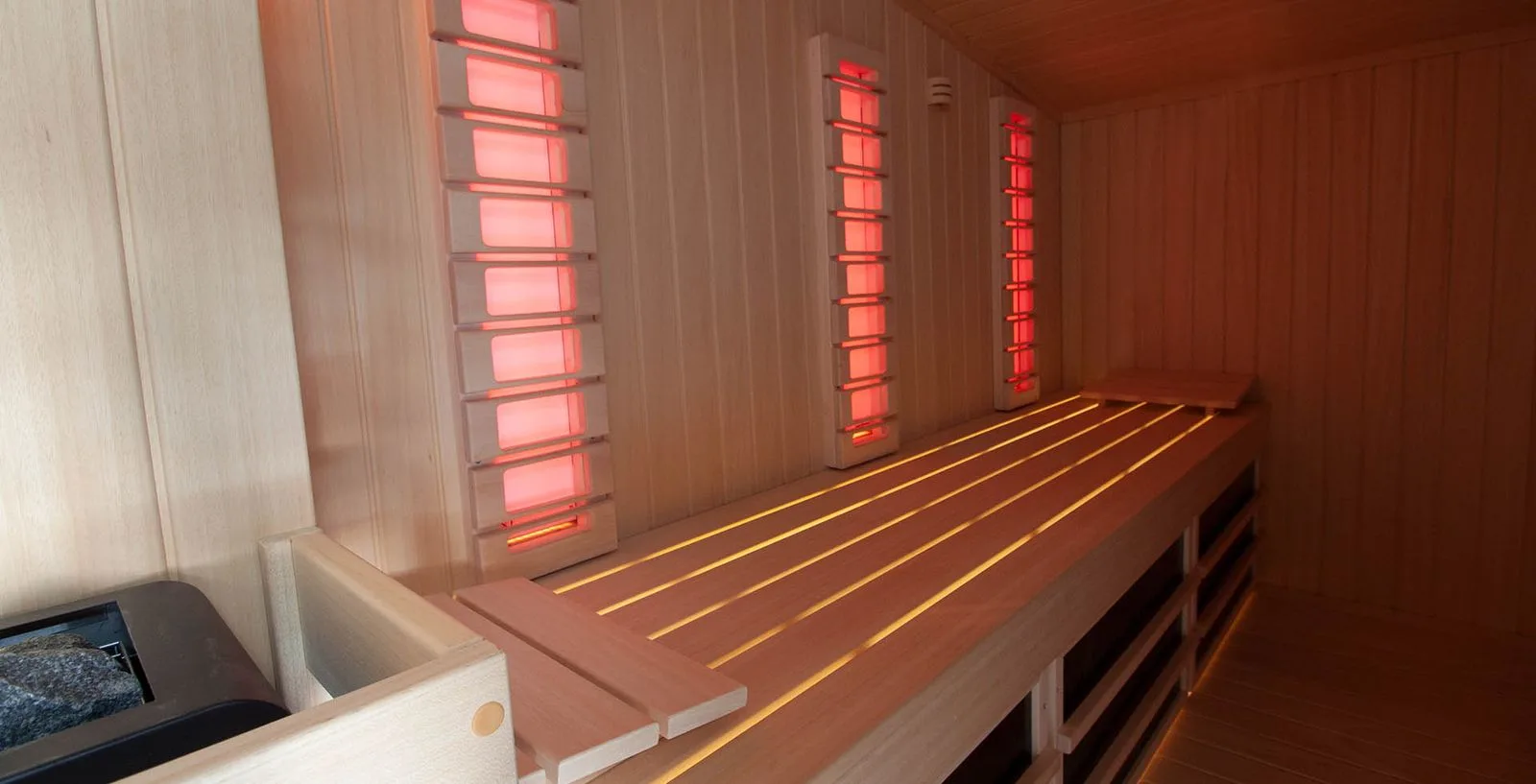 Özel konutta kızılötesi sauna, kırmızı panel dizisi ve bank