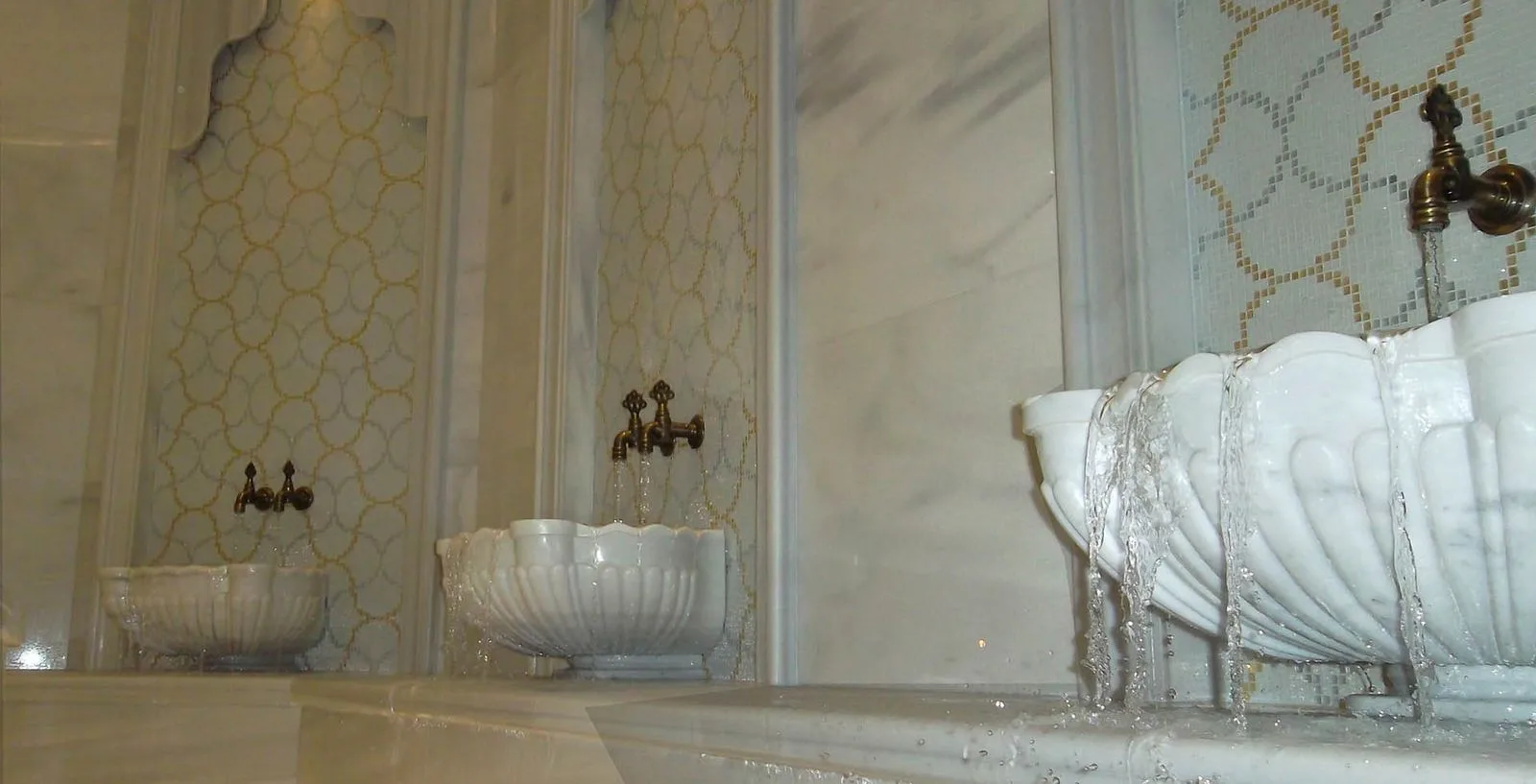 MEP Hotel hamamı, mermer kurnalar ve kabartmalı duvar panosu