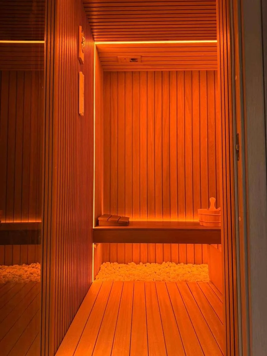 Al Barari villasında sauna, turuncu ışıklı ahşap kabin