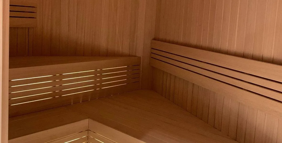 Amsterdam özel villada sauna, açık ahşap köşe bankı — genel görünüm