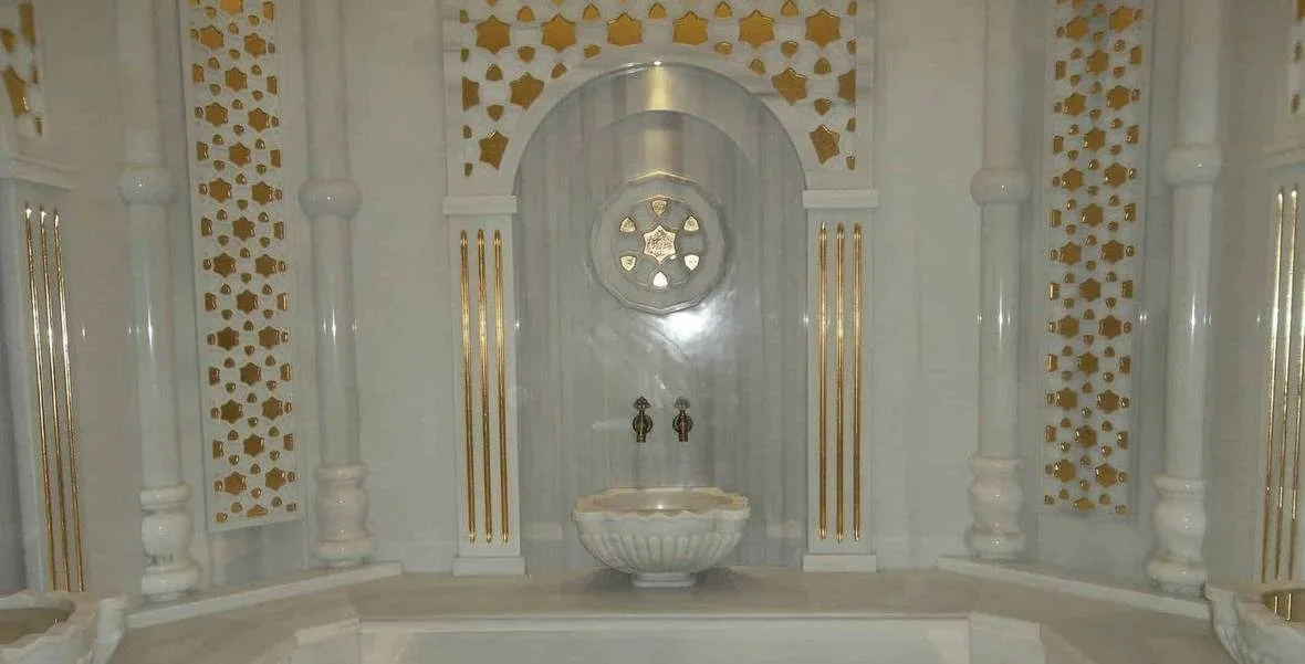 Berkarar Hotel hamamı, altın motifli kubbe ve mermer kurna