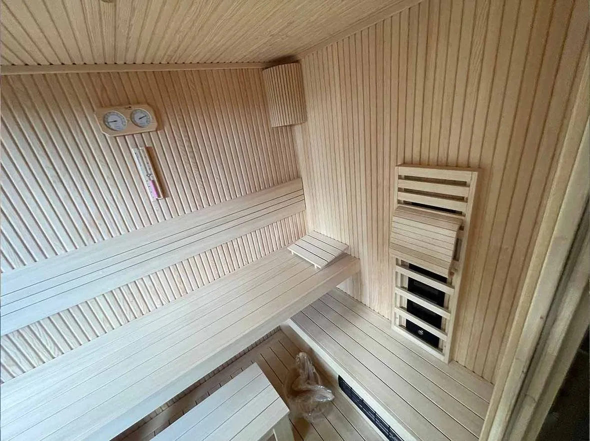 Berlin kır evinde sauna, açık ahşap bank ve ısı paneli