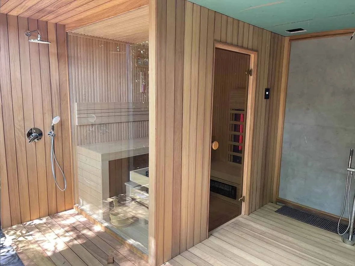 Berlin kır evinde sauna kabini ve karşısında duş bölümü