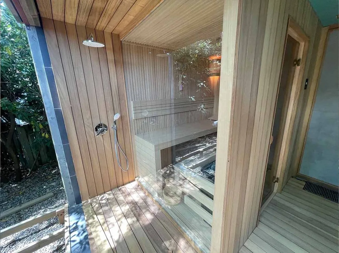 Berlin kır evinde sauna, ahşap kapı ve bahçe manzarası