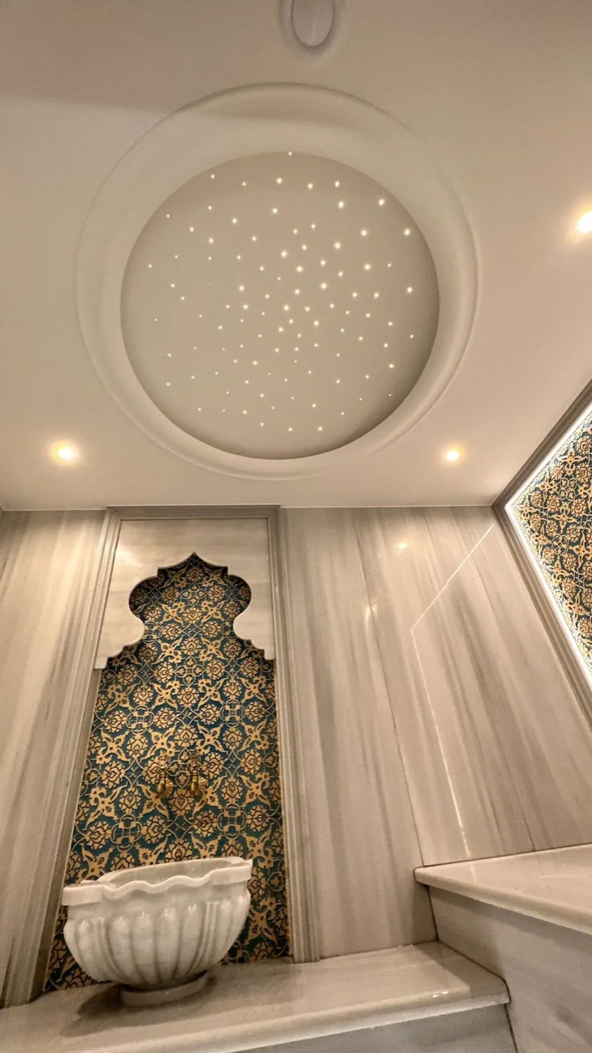 Bodrum villasında hamam, mermer sedir ve delikli kubbe