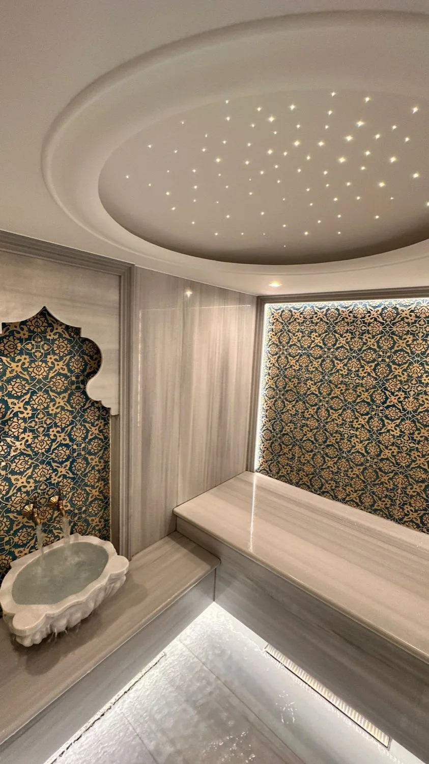 Bodrum villasında hamam kurnası, kemerli çini niş içinde