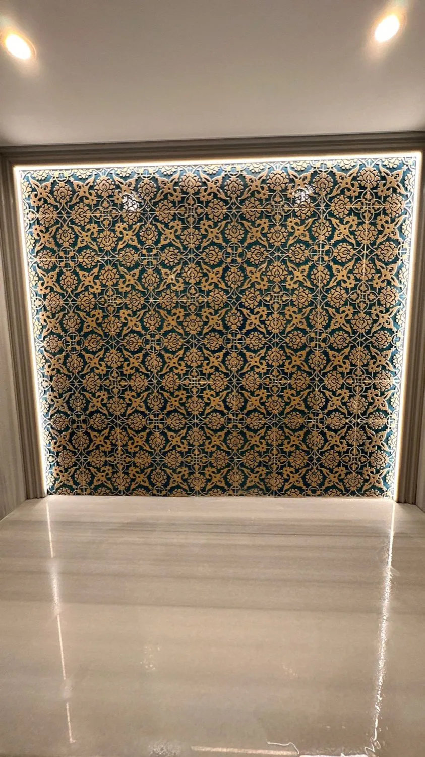 Bodrum villasında hamam duvarı, geometrik çini pano