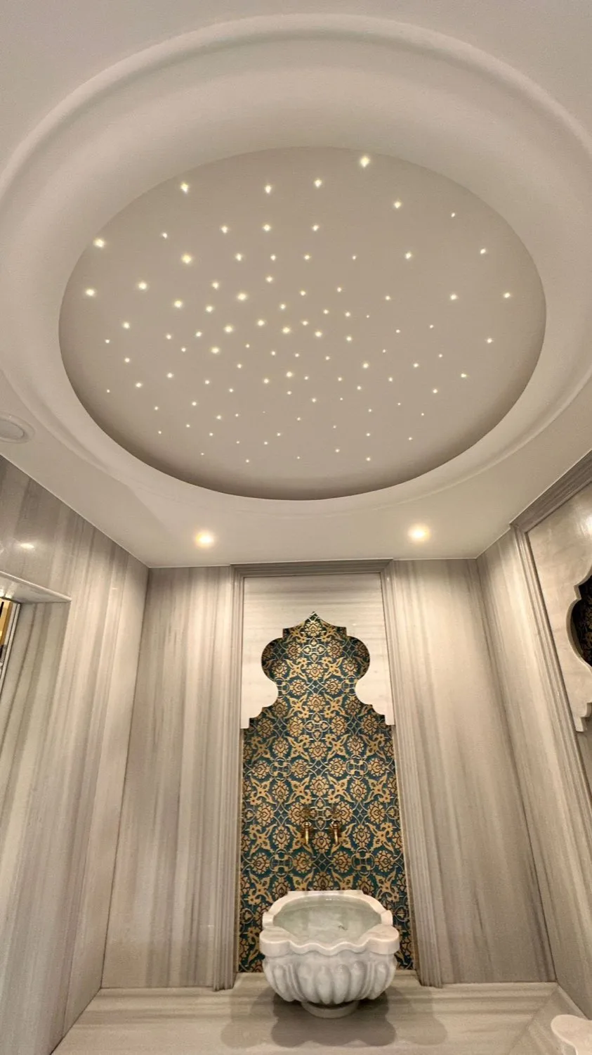 Bodrum villasında hamam, delikli kubbe ve altında mermer kurna