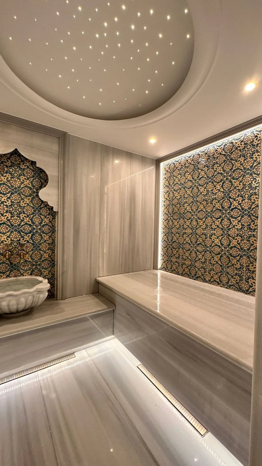 Bodrum villasında hamam köşesi, çini pano ve mermer kaplama