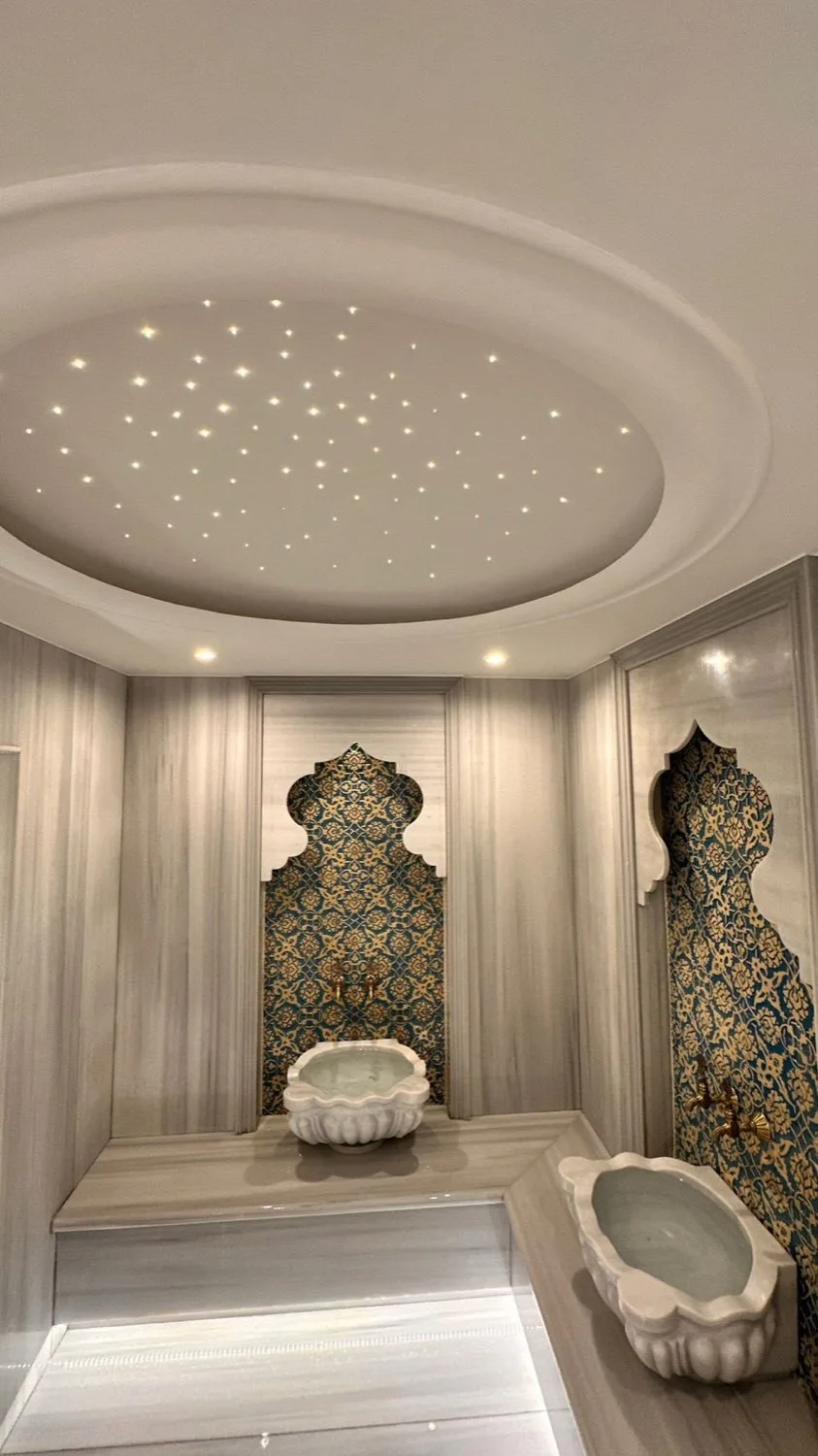 Bodrum villasında hamam, iki çini nişte karşılıklı kurnalar