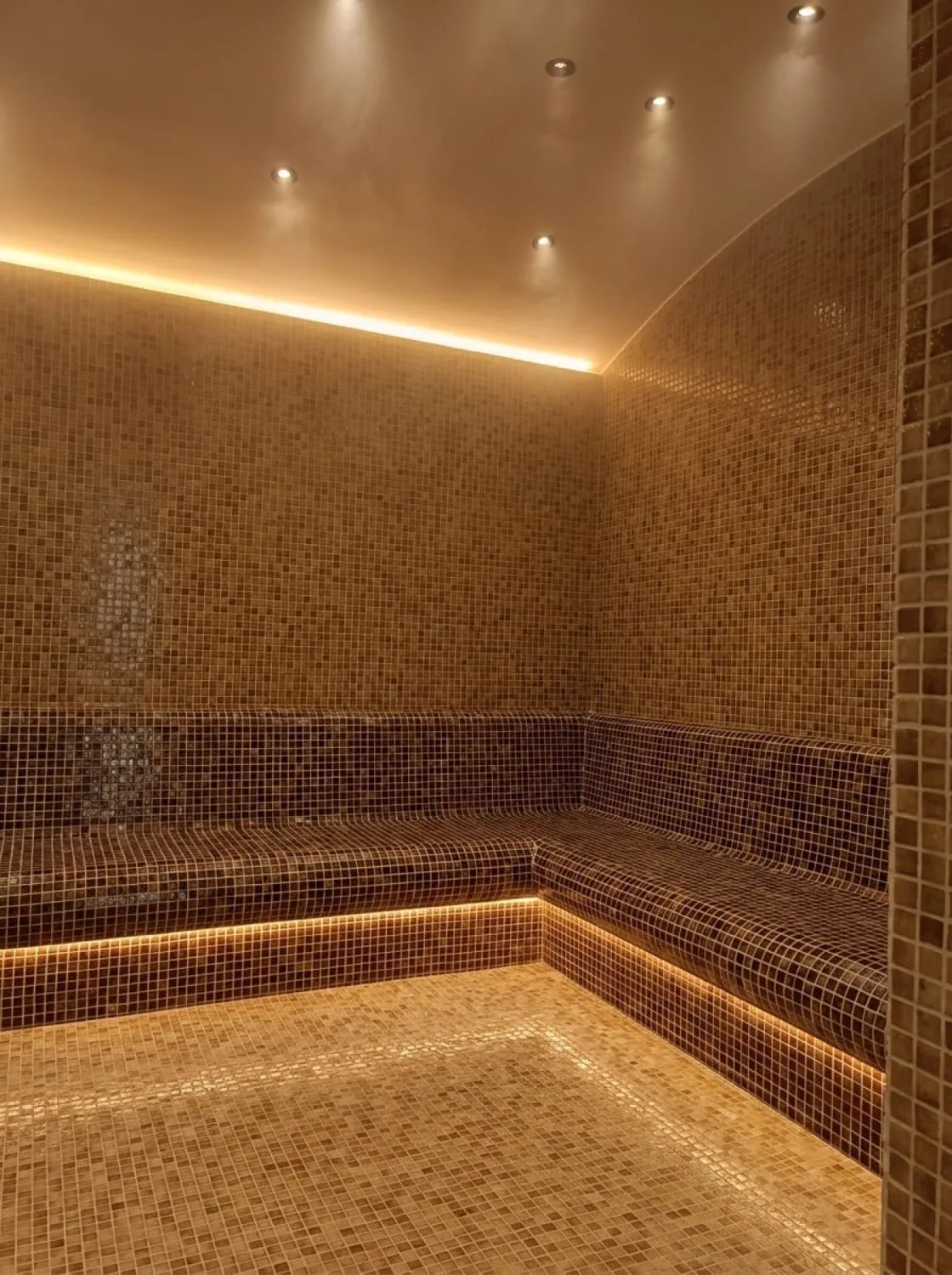 Concorde Resort buhar odası, mozaik kaplı kavisli bank