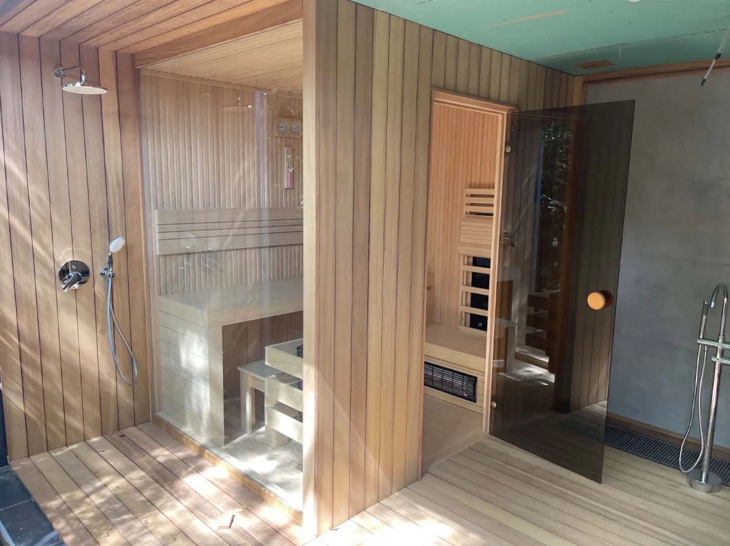 Berlin kır evinde sauna kabini ve yanında duş bölümü