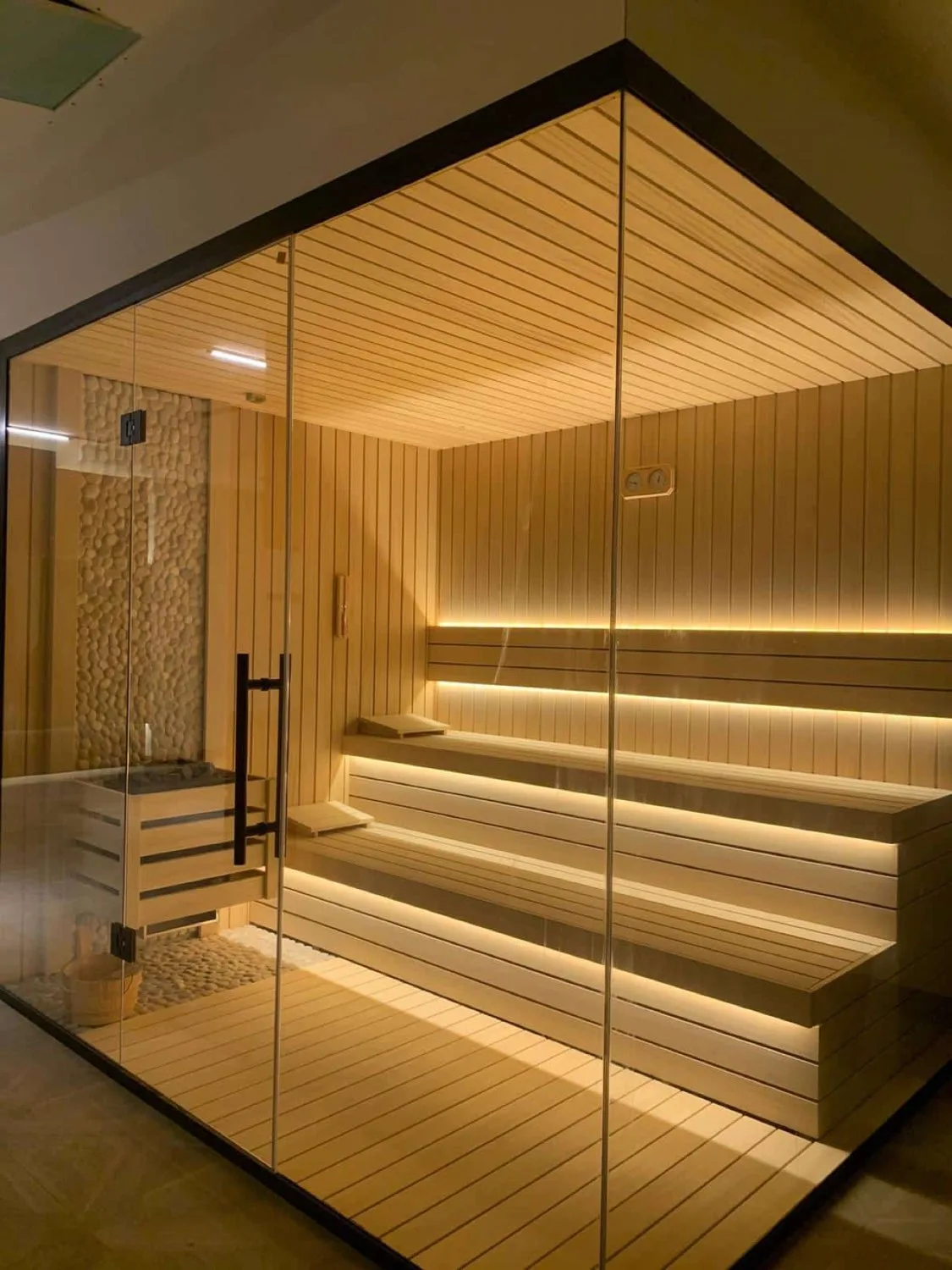 Dubai Hills villasında camlı sauna, gizli LED aydınlatma