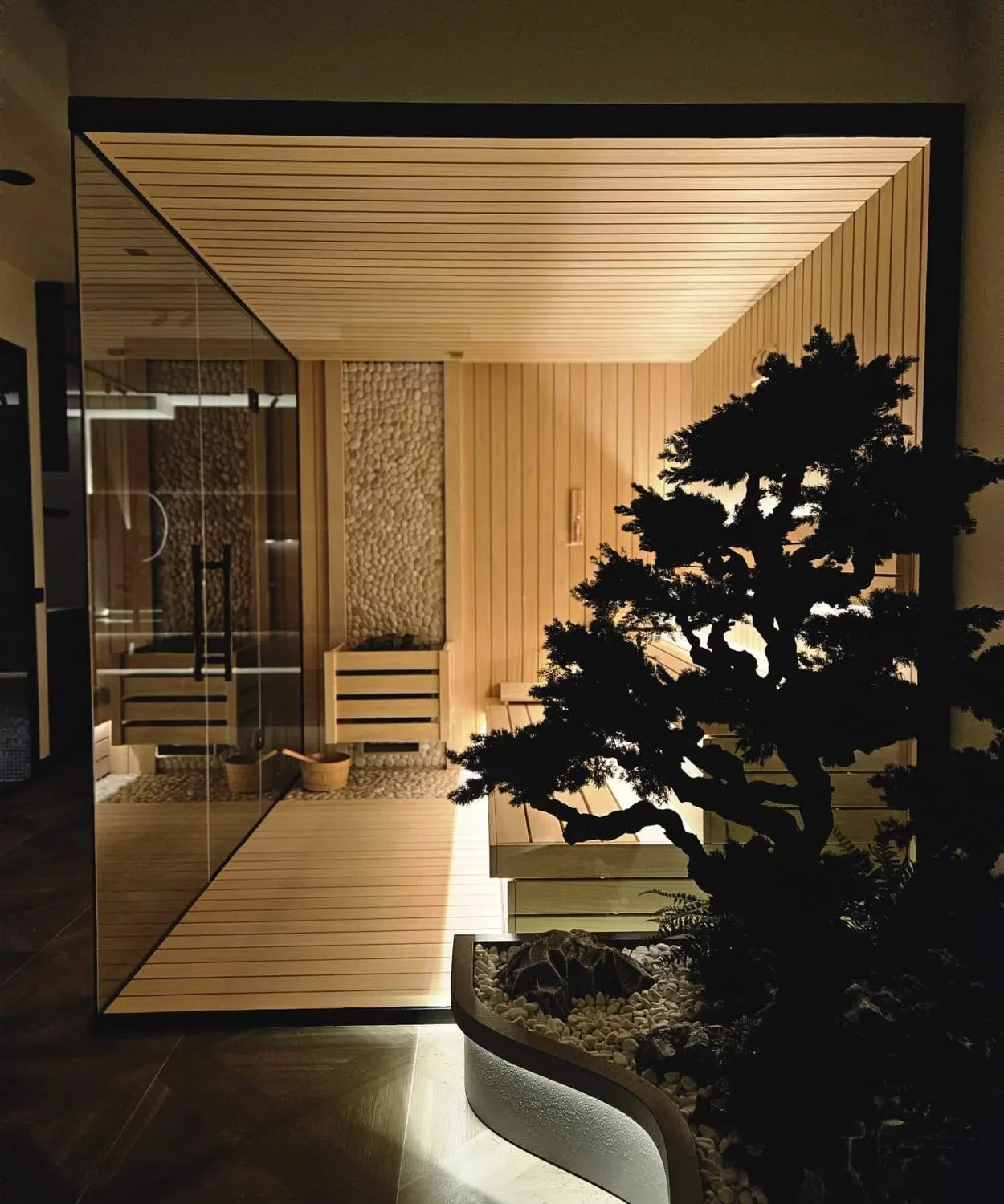 Dubai Hills villasında sauna, aynalı geçiş ve bonsai düzeni