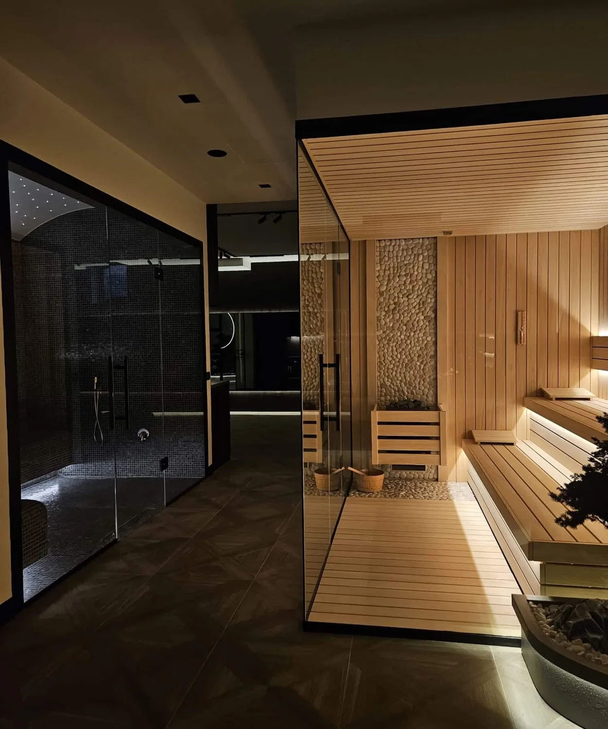 Dubai Hills villasında spa koridoru, camlı sauna ve buhar odası