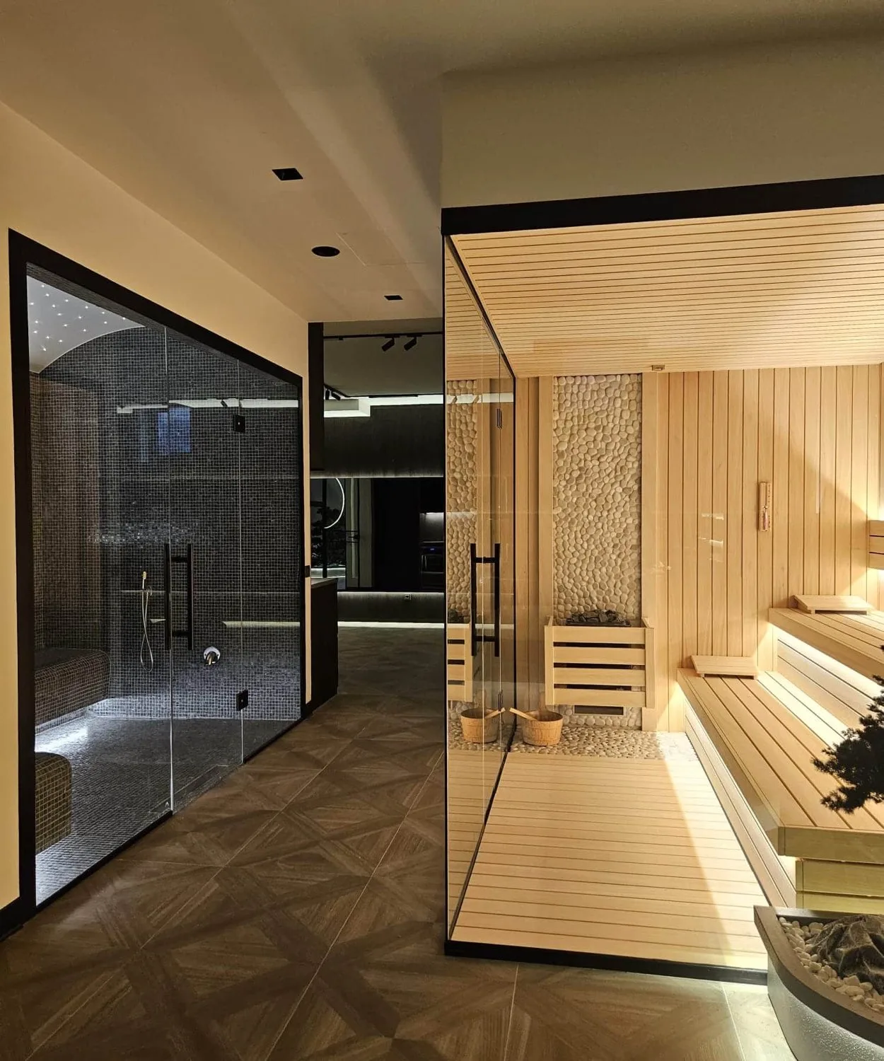 Dubai Hills villasında spa, cam bölmeli sauna ve mozaik duvar
