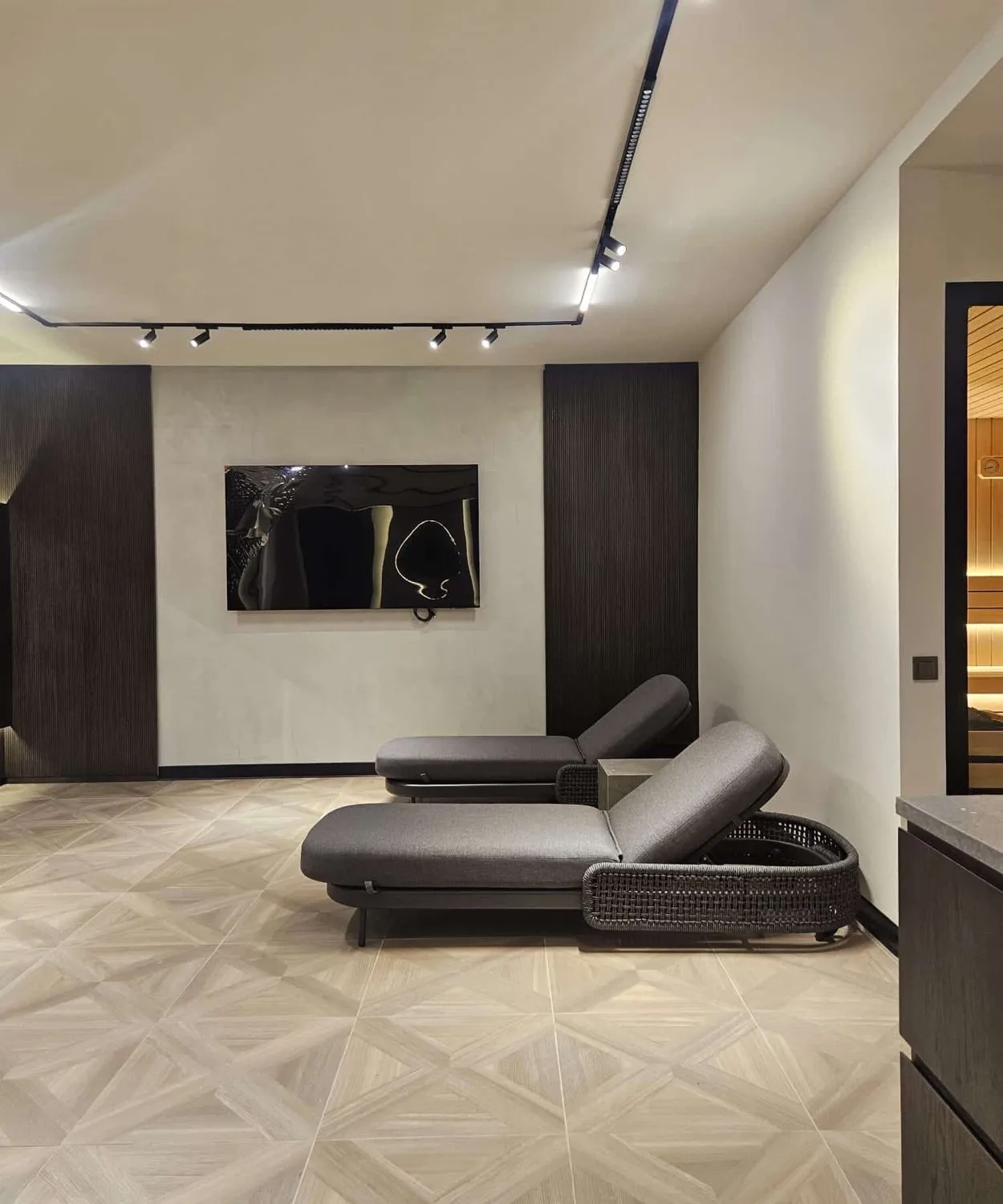 Dubai Hills villasında dinlenme alanı, iki şezlong ve sanat panosu