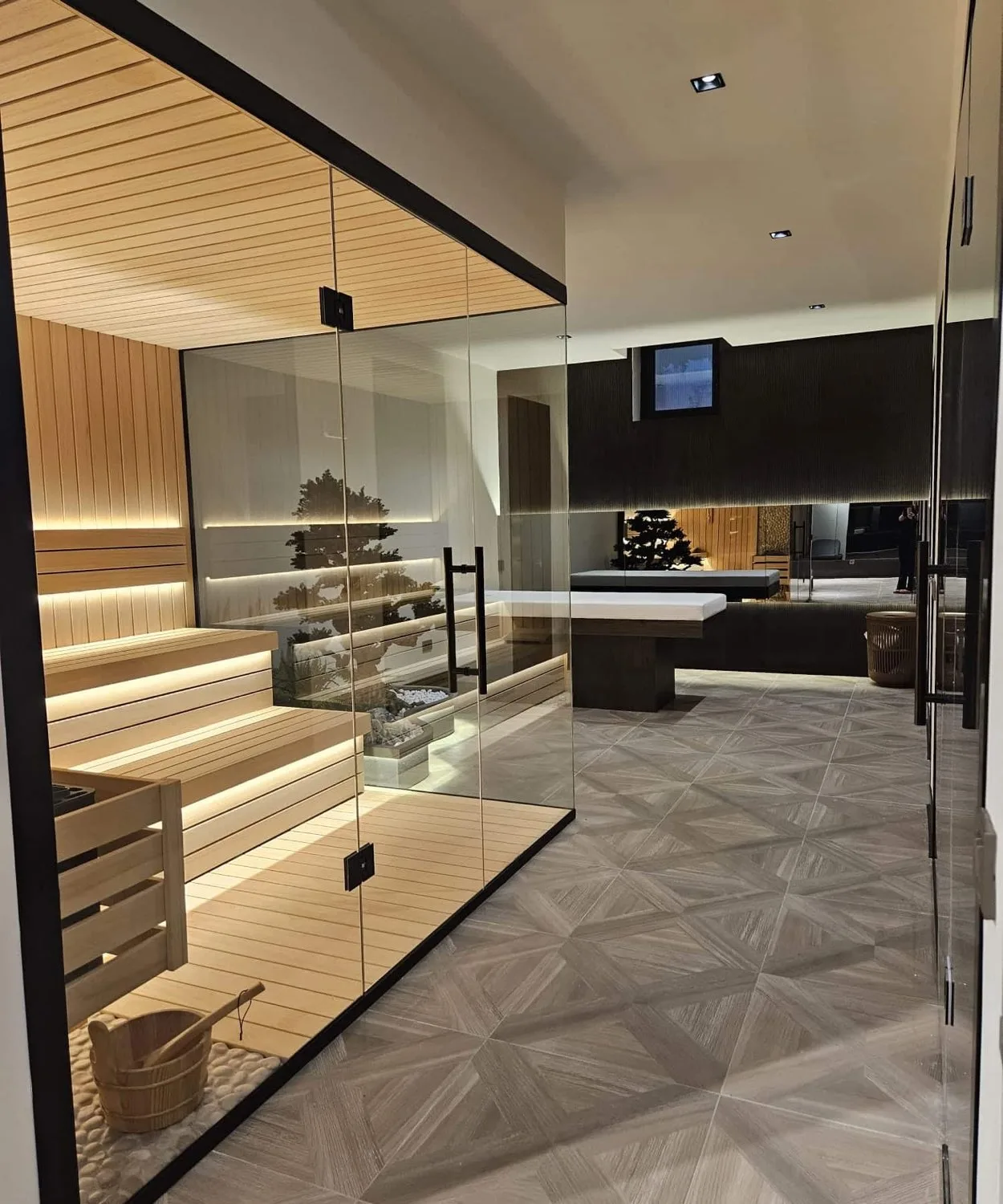 Dubai Hills villasında spa girişi, aynalı duvar ve kademeli bank