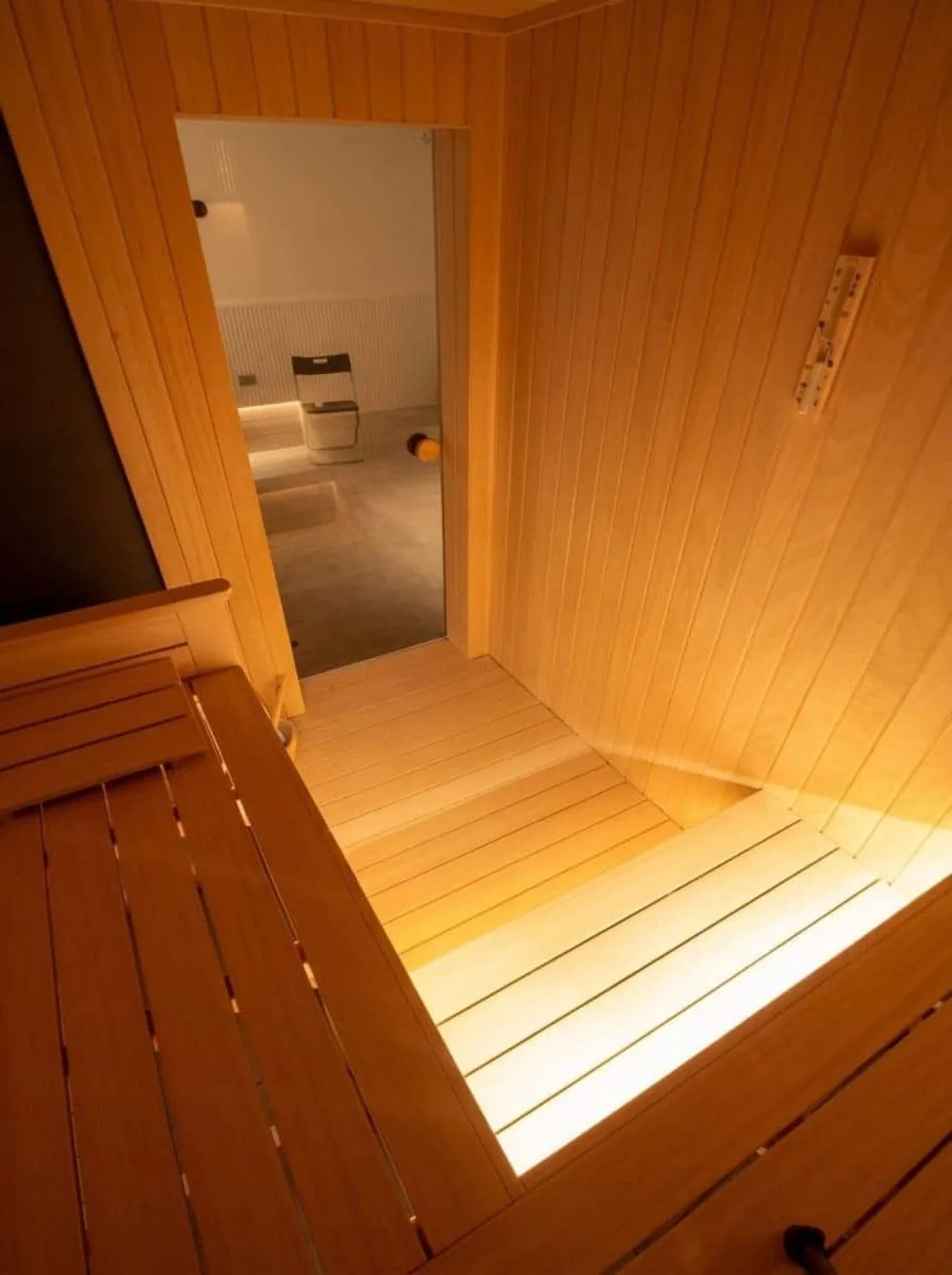 Emirates Hills villasında sauna, kızıl ahşap bank ve LED