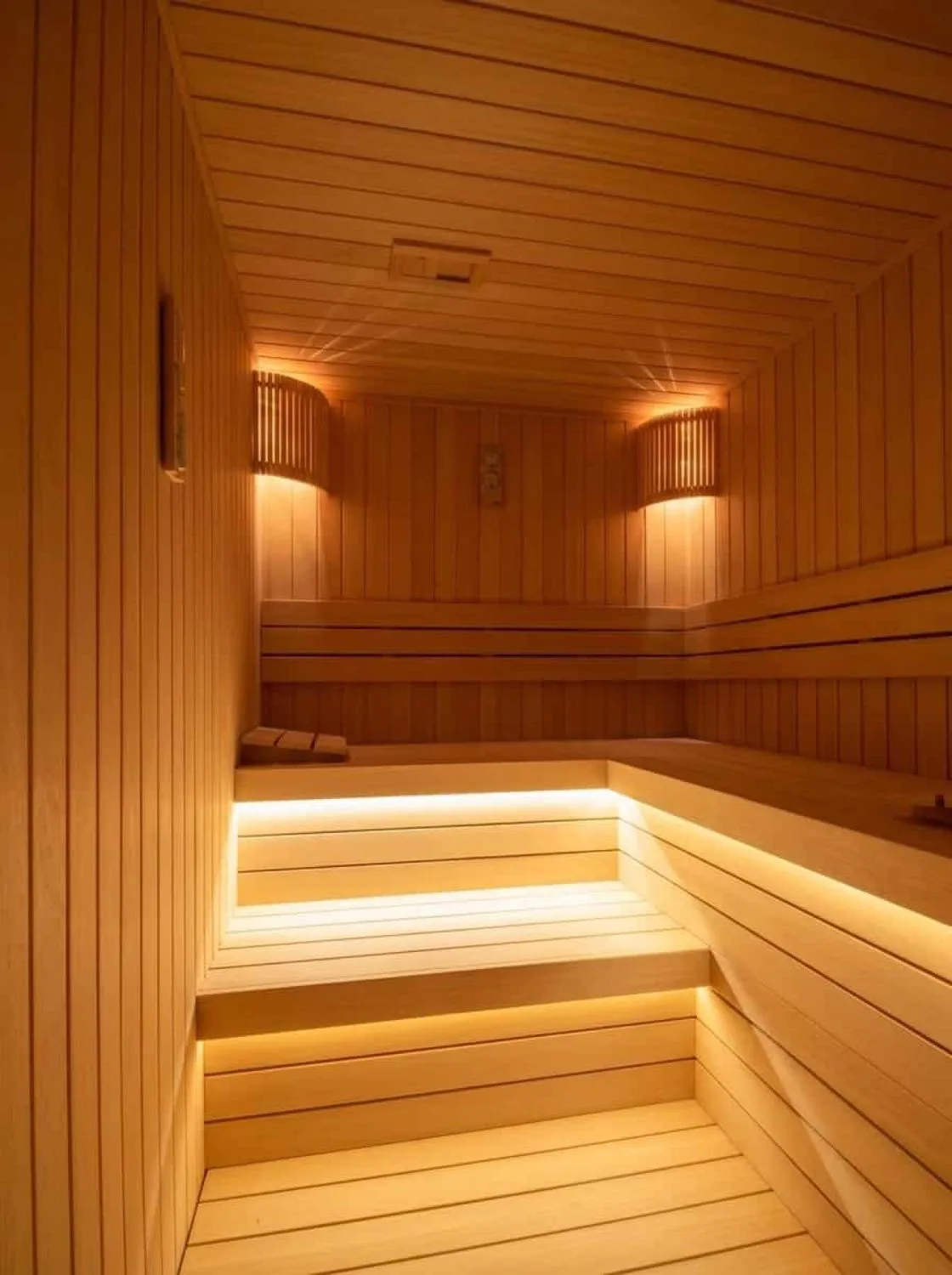 Emirates Hills villasında sauna, kavisli oturma ve gizli ışık