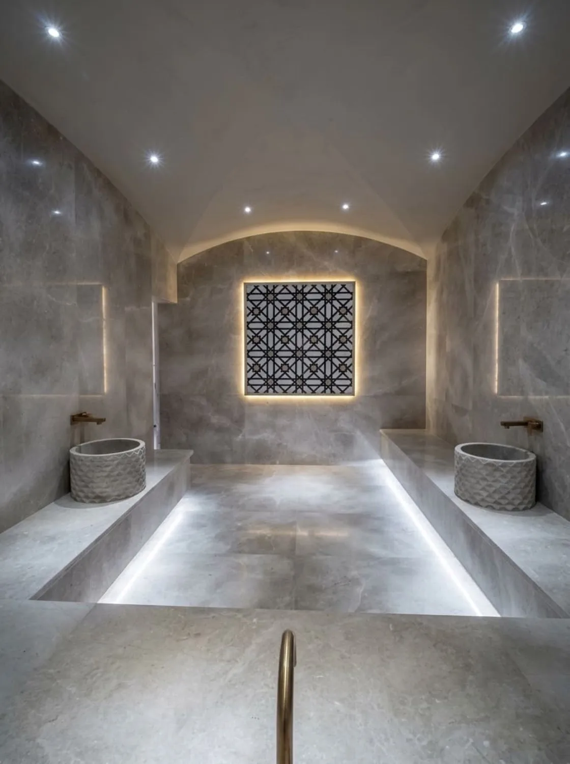 Emirates Hills villasında hamam, çini panolu duvar ve gömme havuz