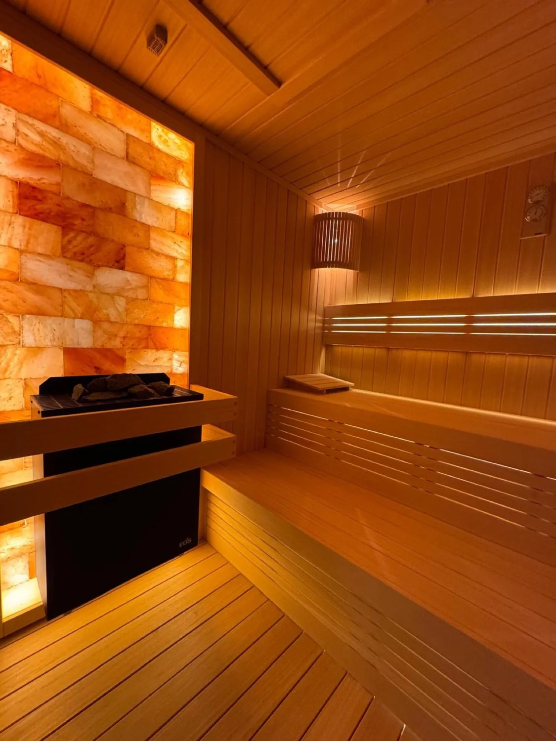 Tilal Al Ghaf villasında hibrit sauna, tuz duvar ve ısıtıcı