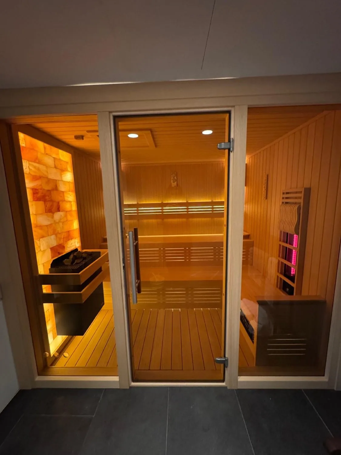 Tilal Al Ghaf villasında sauna kabini, cam kapıdan görünüm