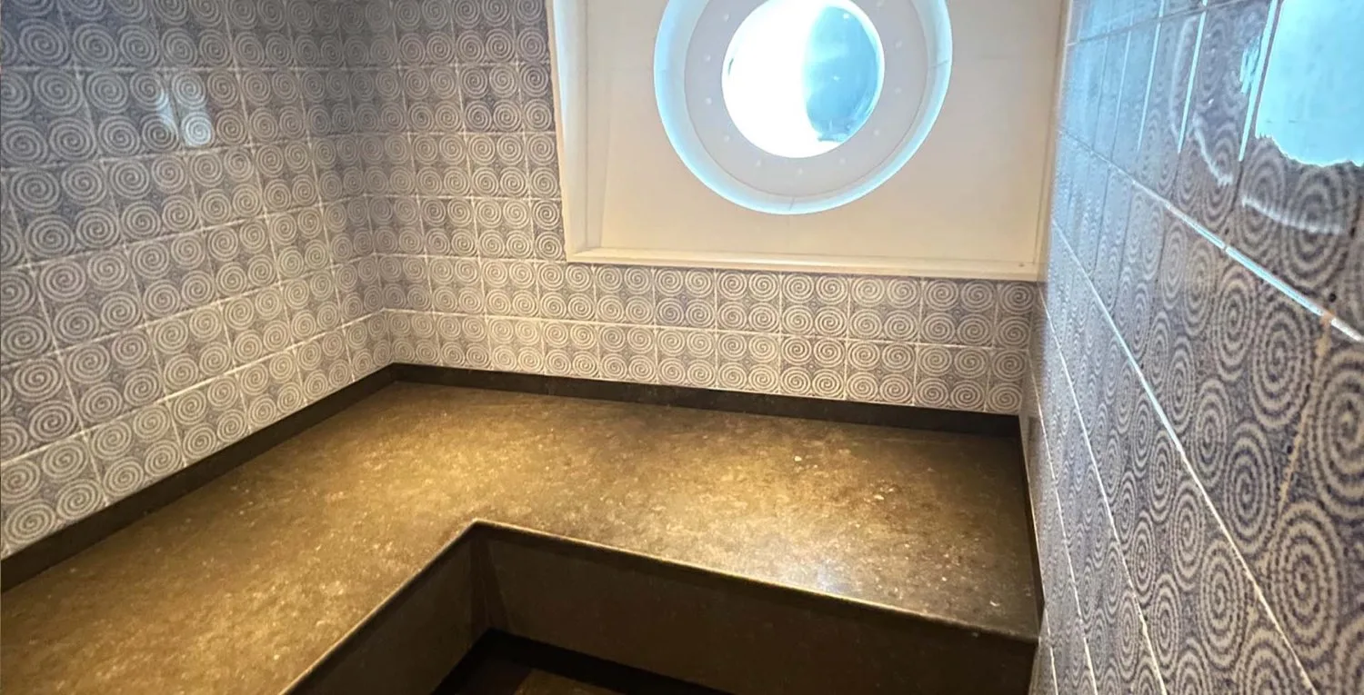 Yat buhar odası, lombozlu duvar ve mozaik kaplı bank