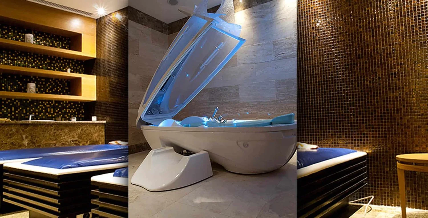 Copthorne Hotel uygulama odası, mavi ışıklı tekne ve mozaik duvar