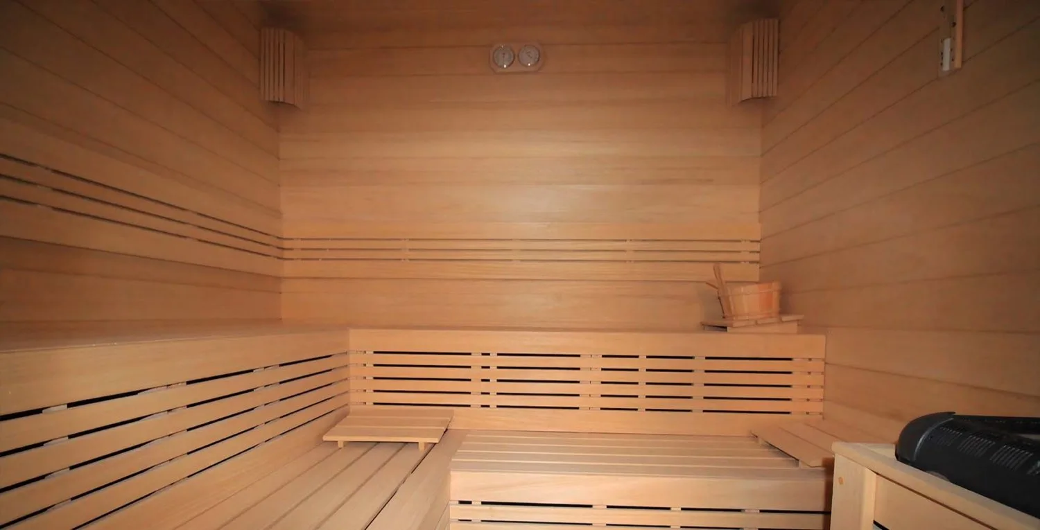 Doha projesinde sauna, açık renk bank ve cam kapı