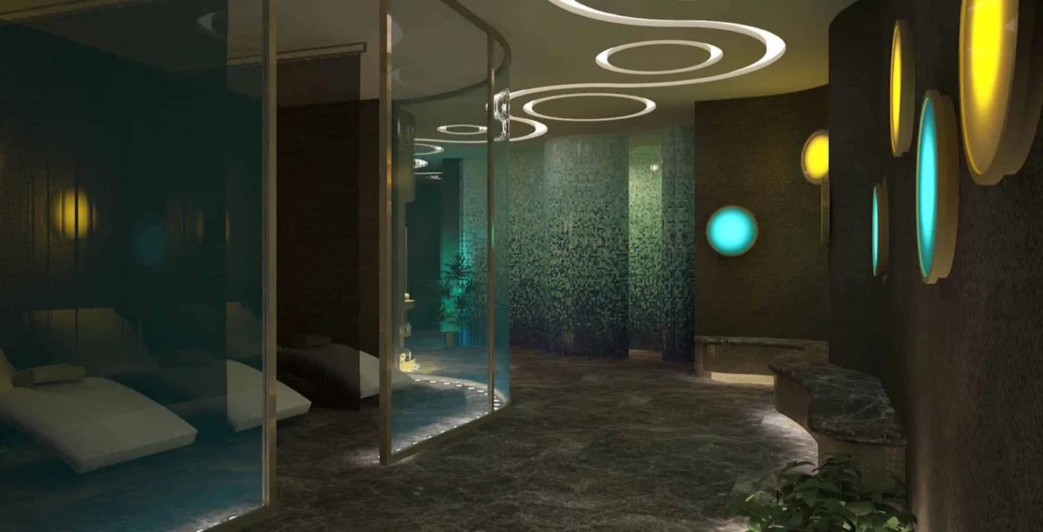 Spa dinlenme bölümü, turkuaz ışıklı bölmeler ve yatak sırası