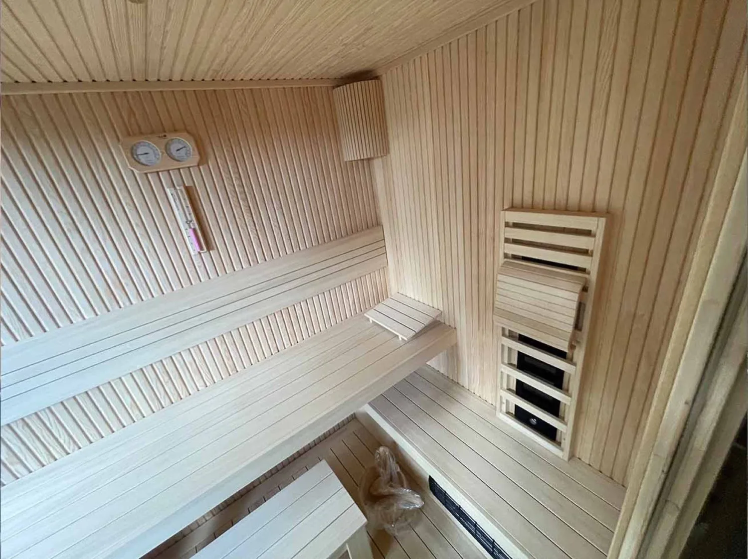 Kır evi saunası, açık ahşap kaplama ve kızılötesi panel