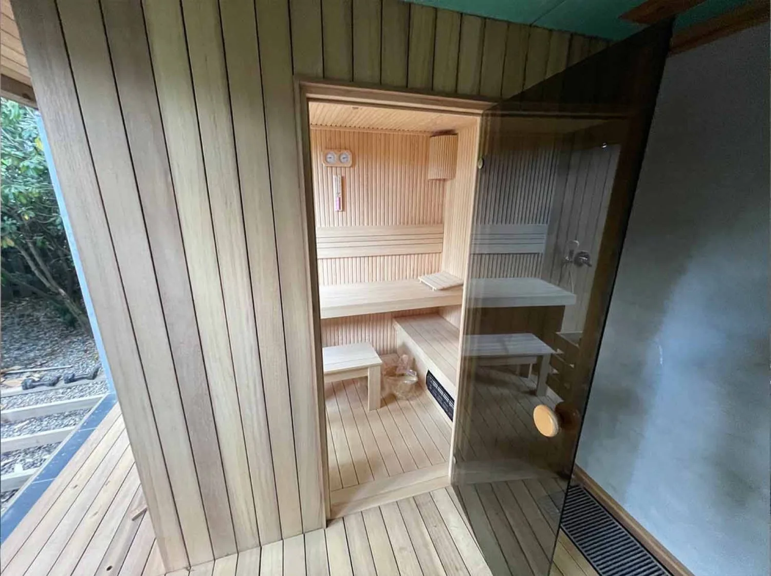 Kır evi saunası, tam boy pencere ve taş duvar
