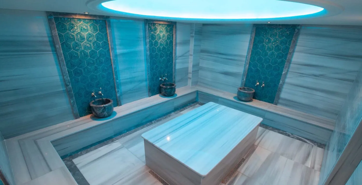 Fuzul Residence hamamı, mavi aydınlatmalı mermer göbektaşı