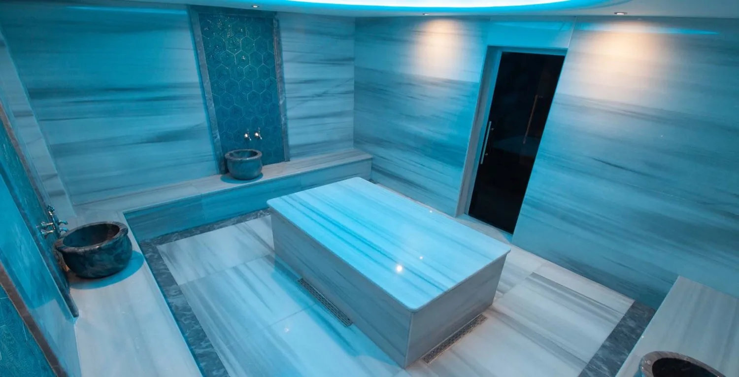 Fuzul Residence hamamı, çini nişler ve ışıklı göbektaşı