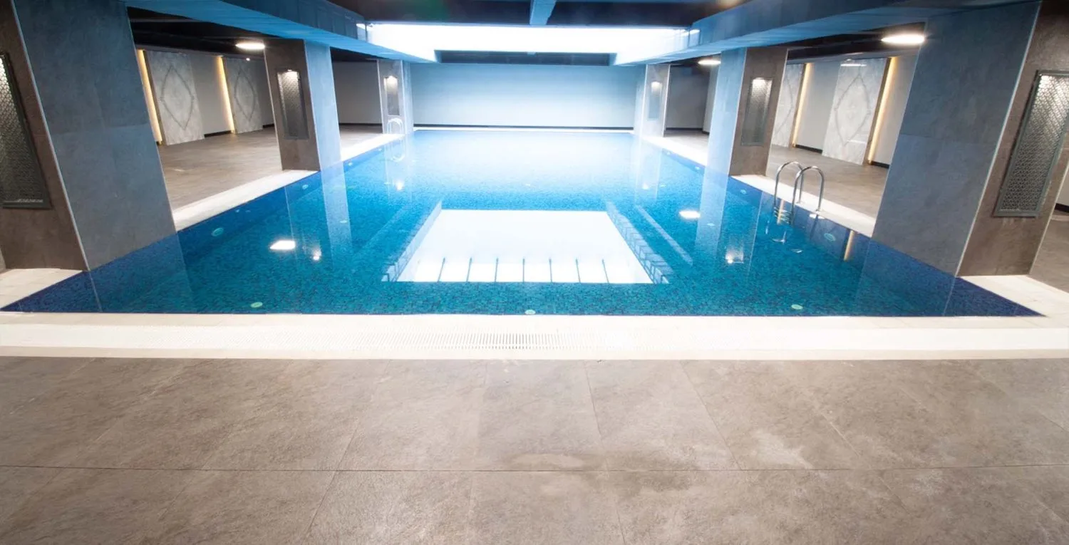Fuzul Residence kapalı havuzu, kolonlu salon ve mavi su