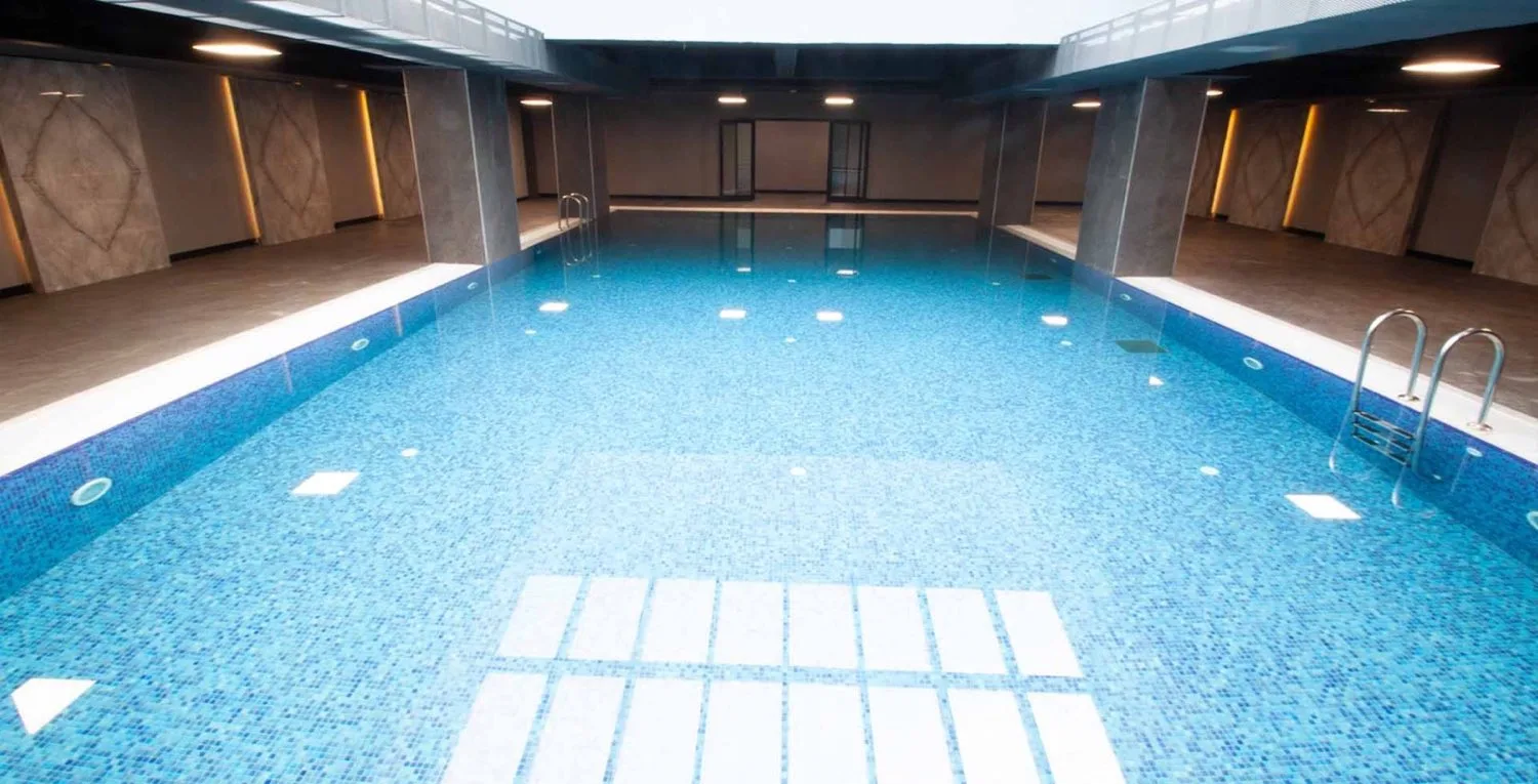 Fuzul Residence havuzu, mozaik kaplama ve gömme aydınlatma