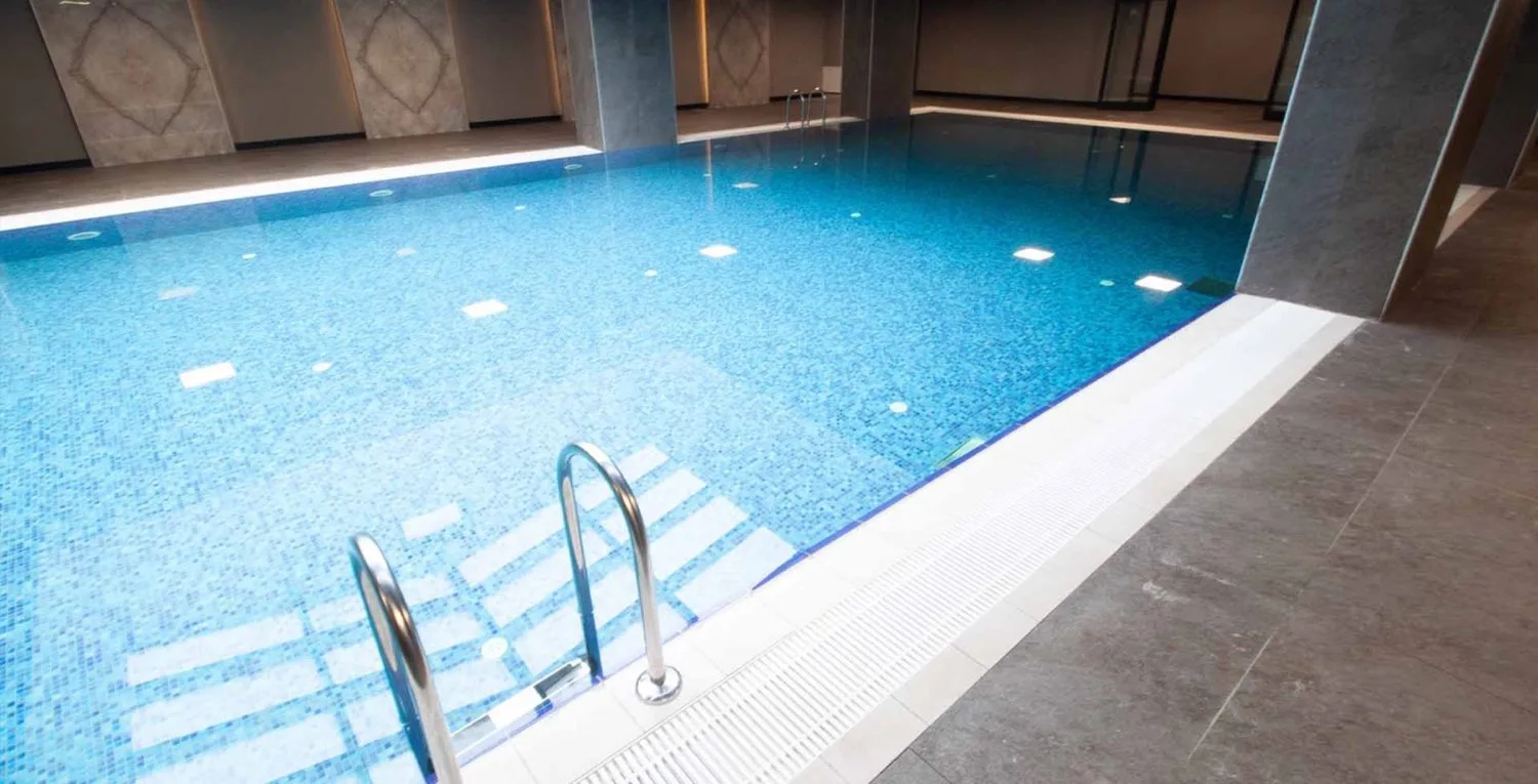 Fuzul Residence havuzu, paslanmaz merdiven ve taş kenar