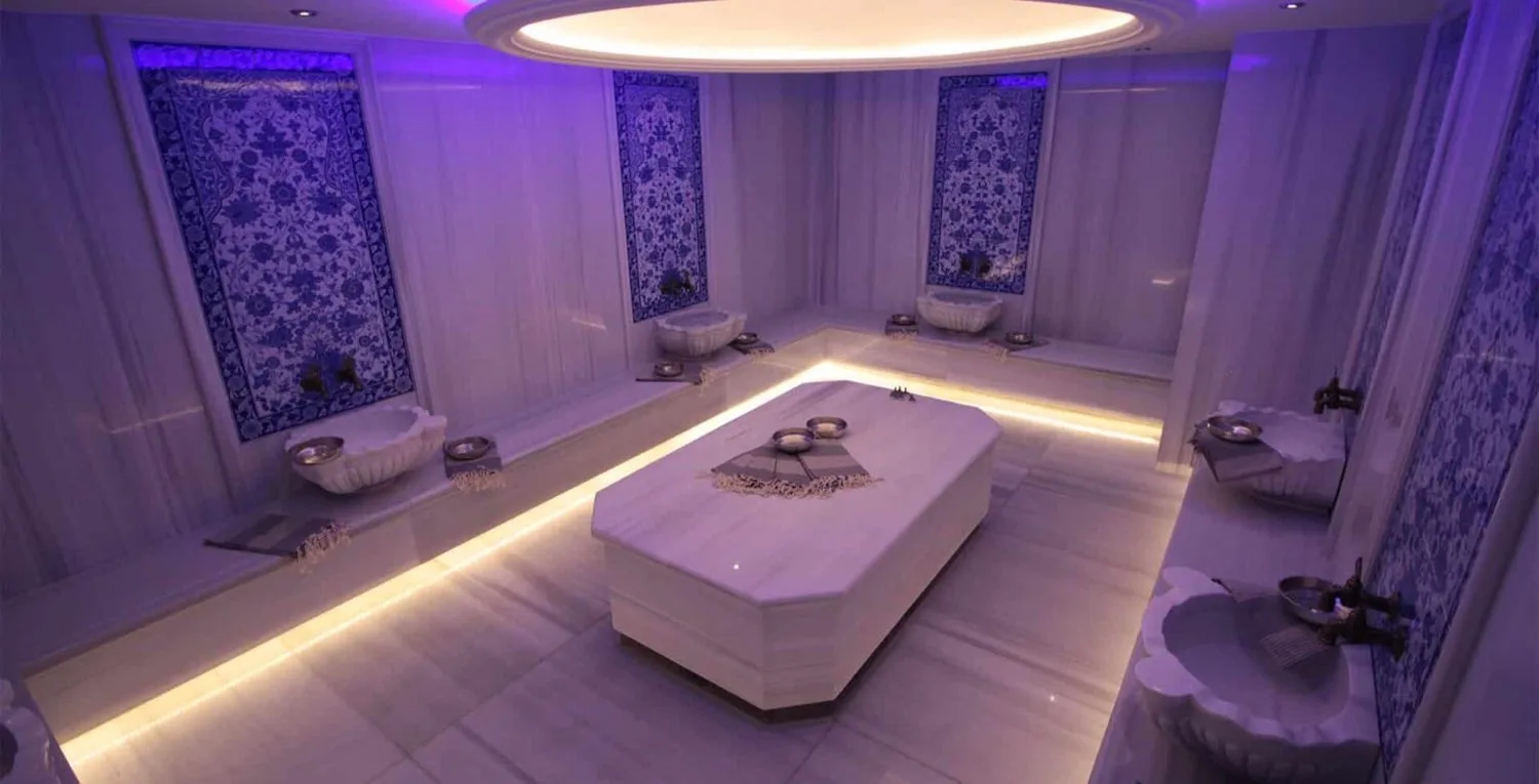 Mor aydınlatmalı hamam, mermer göbektaşı ve çini panolar