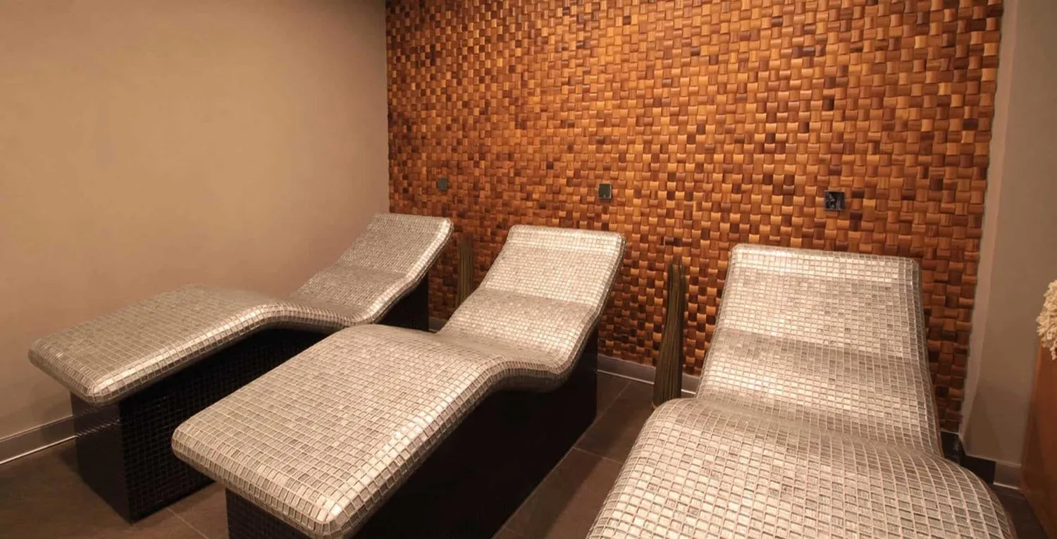 Gümüş Residence dinlenme alanı, tuğla duvar ve ısıtmalı şezlonglar