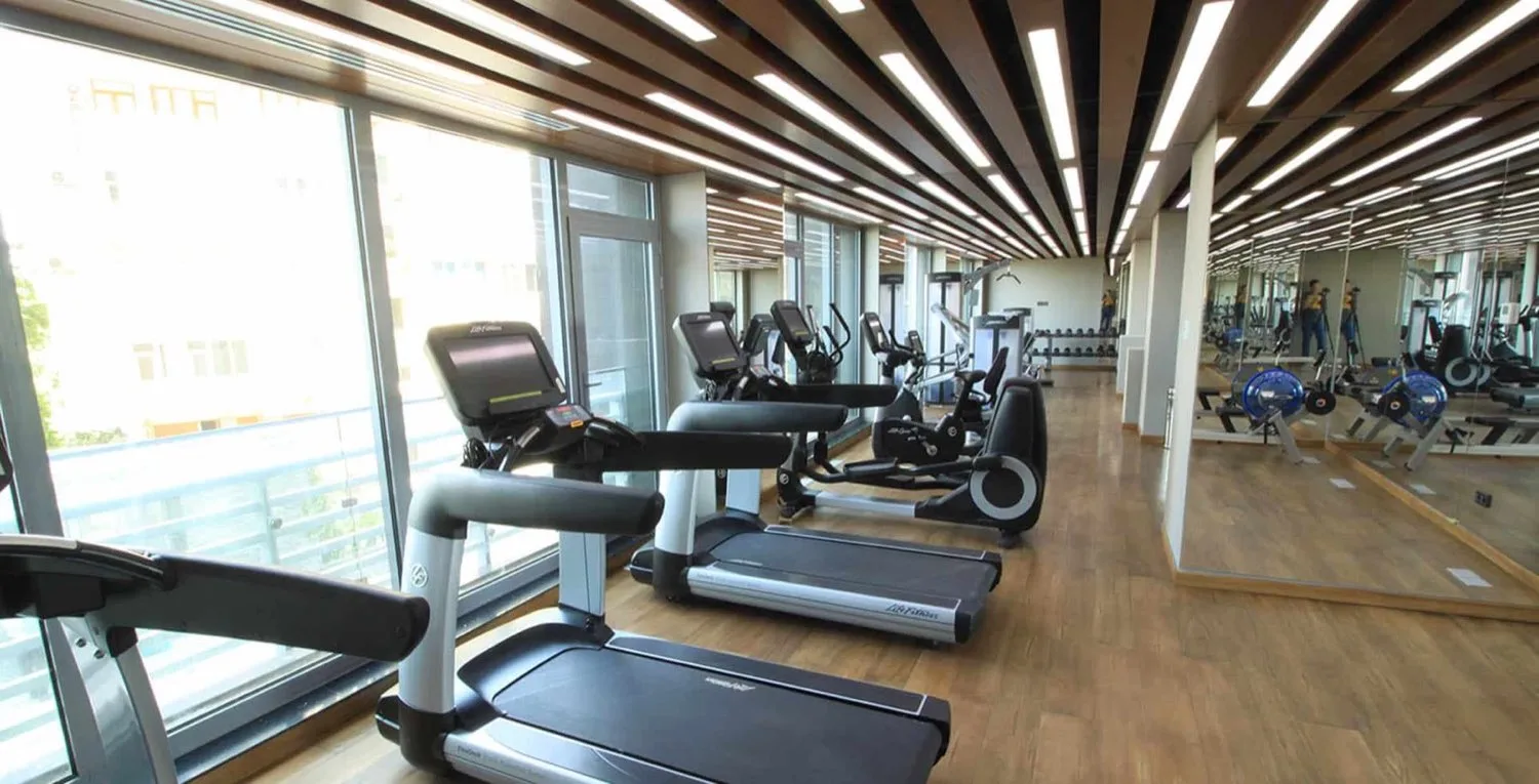 Gümüş Residence spor salonu, koşu bantları ve tavan aydınlatması