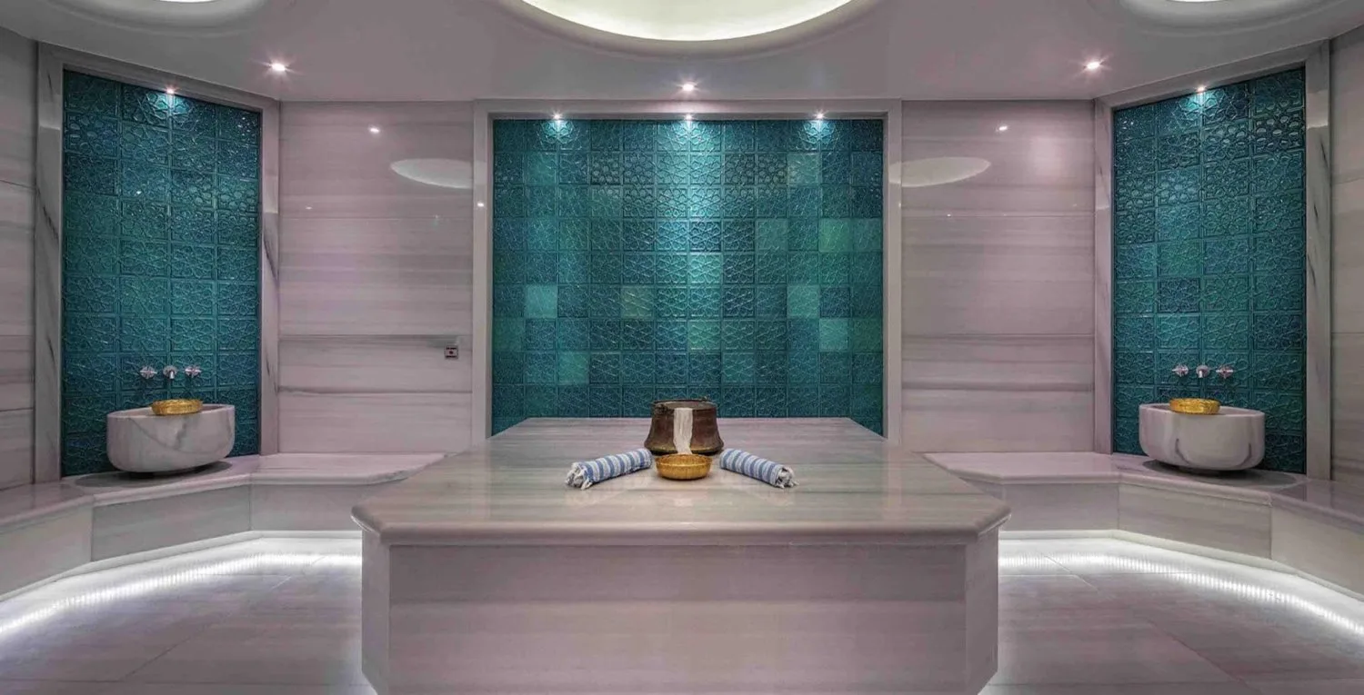 Turkuaz çinili modern hamam, göbektaşı ve iki kurna